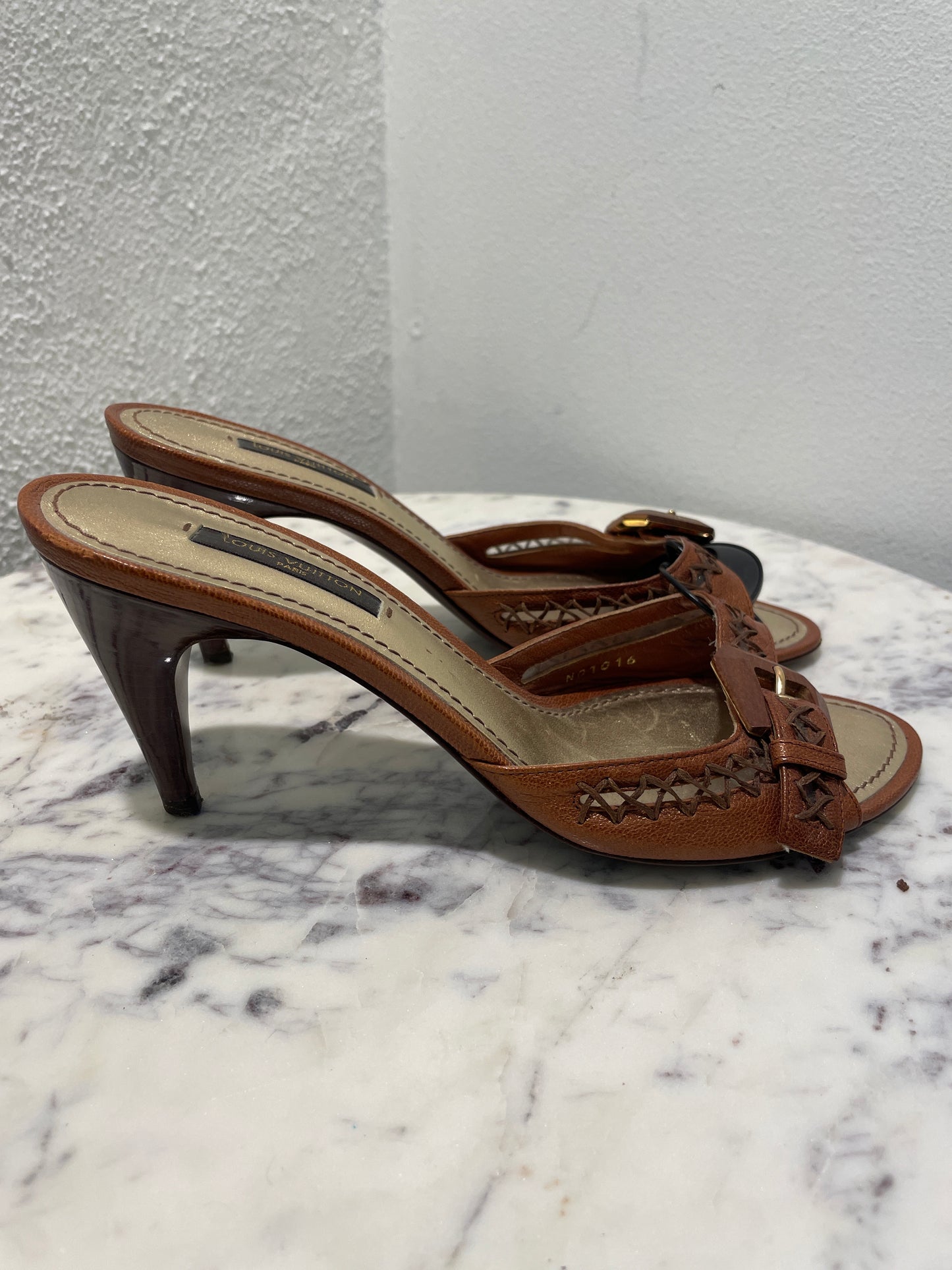 Louis Vuitton Tan Woven Leather Open-Toe Mules with Buckle Detail - 37,5