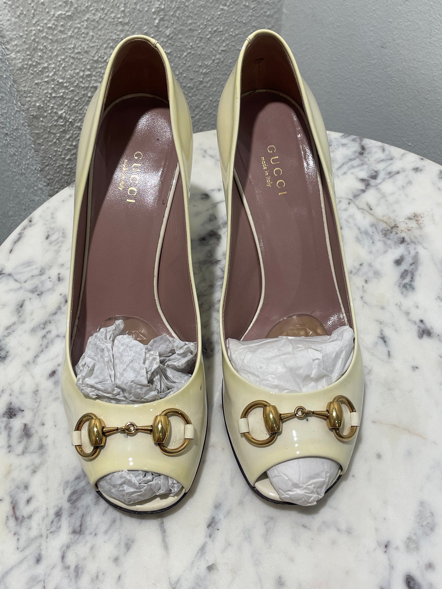 Gucci Off-White Patent Leather Horsebit Peep-Toe Pumps - 37,5