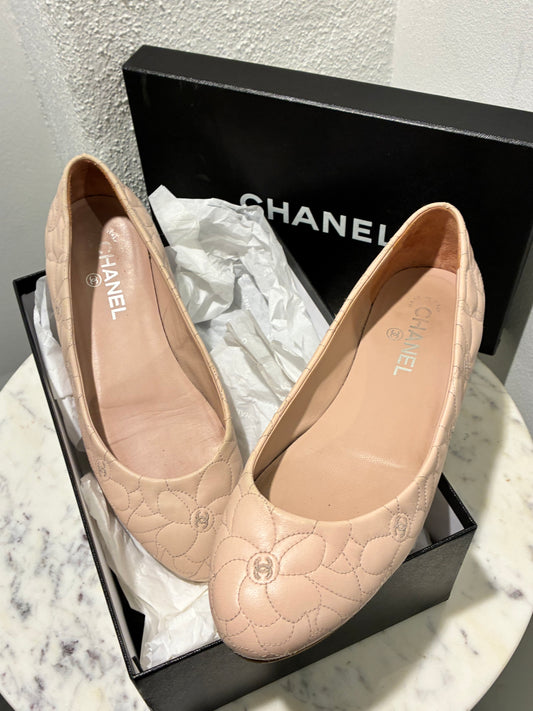 Chanel Ballerina Flats – Blush Leather with Camelia Print & Logos – EU 40.5