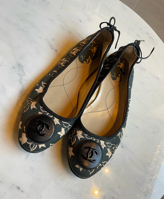 Chanel - Ballerinaer - Sort canvas med creme logoskrift og sort logo-emblem