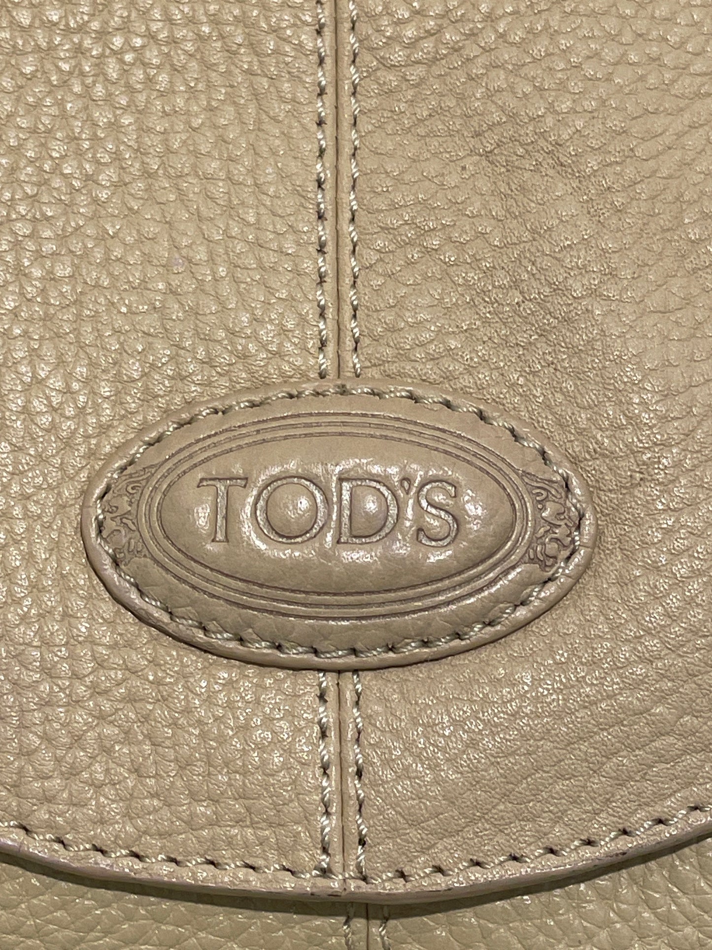 Tod's Corniche Wave East/West – Beige textured leather bag