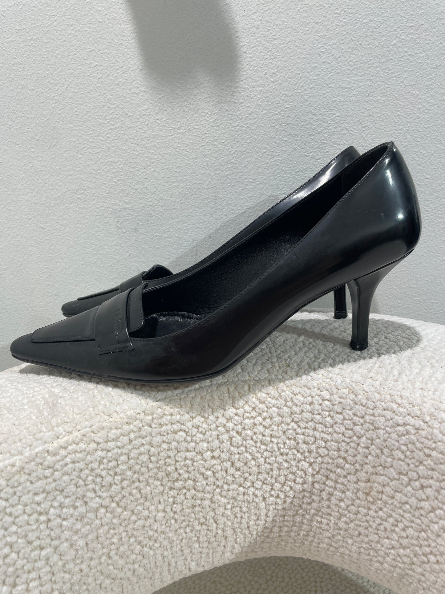Prada Heels – Black Patent leather - w. logo - 37,5