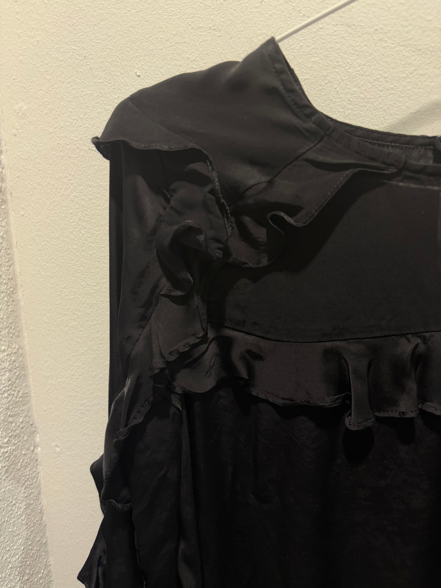 Munthe - top - black w. frill - EU38 - Medinas Wardrobe