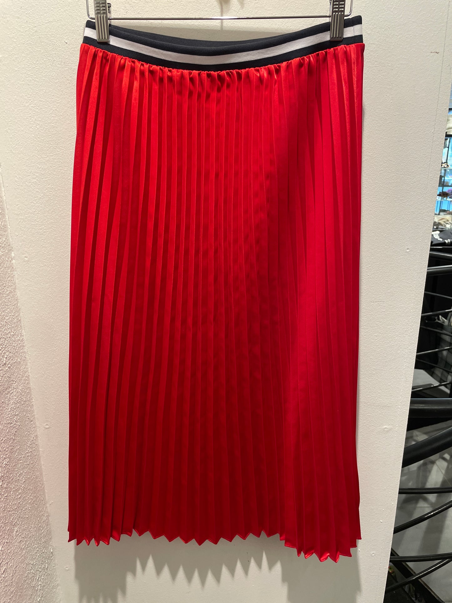 Tommy Hilfiger Pleated Midi Skirt with Sporty Elastic Waistband – Red –  L