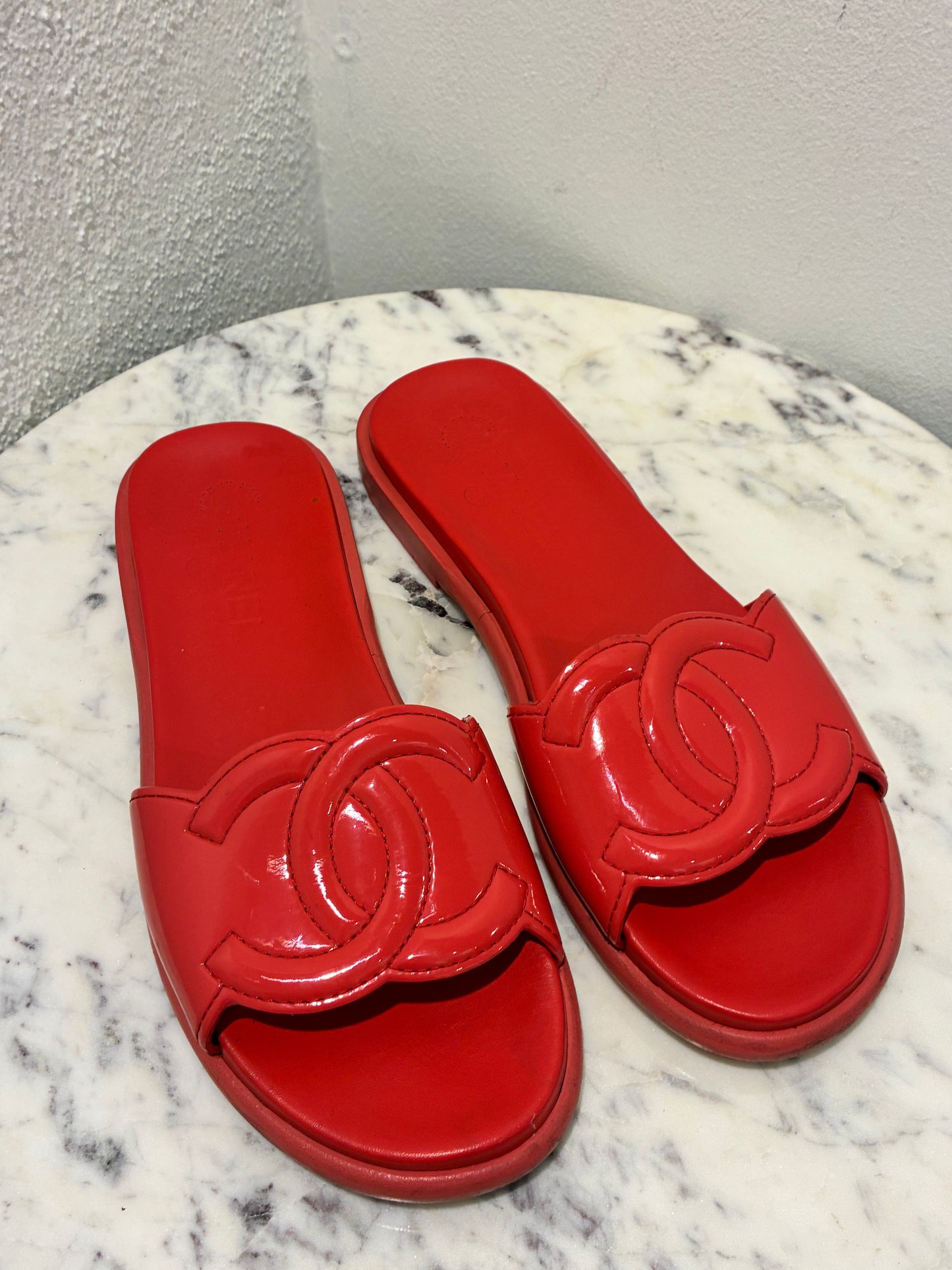 Chanel Sandals - CC Slide Sandals in Rasberry Patent Leather - 39