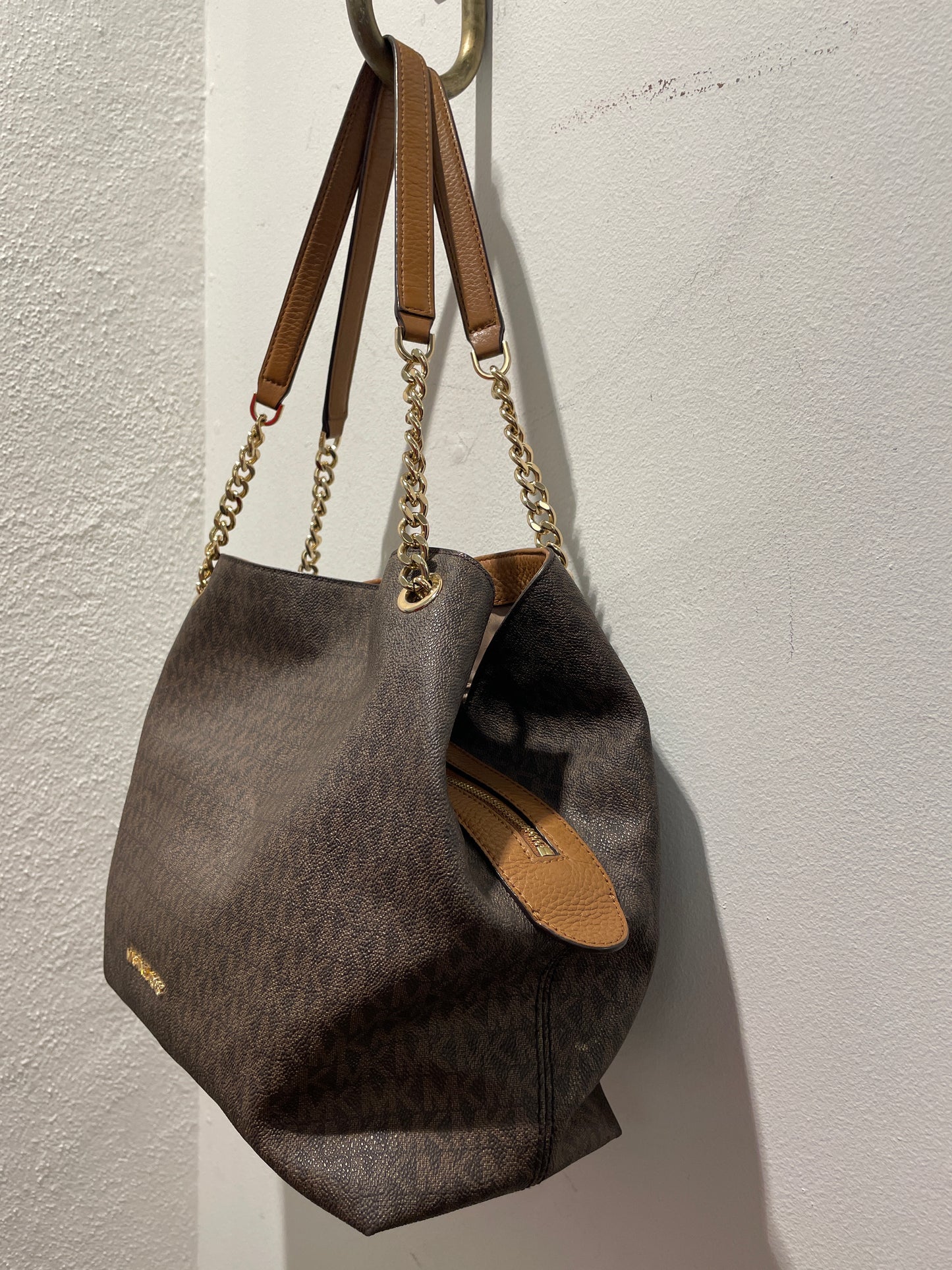 Michael Kors Raven Shoulder Bag – Brown handbag in Signature canvas