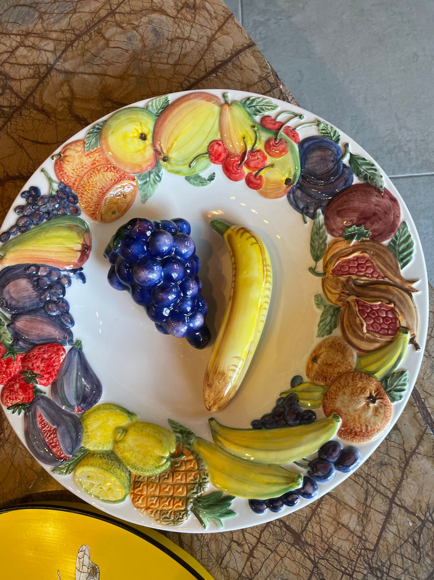 Stort fad m. frugtmotiv - Italiensk porcelæn