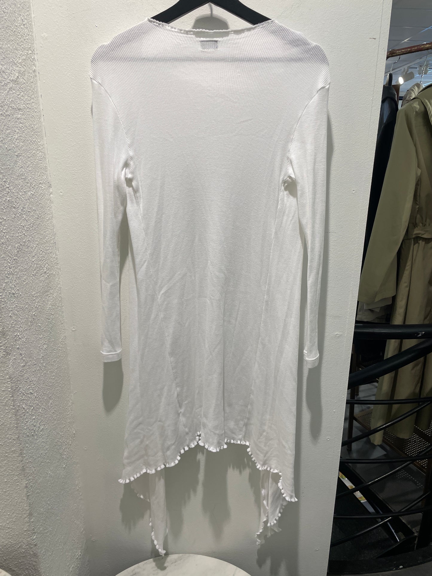 Nørgaard på Strøget - #101 Long Ribbed Wrap Top with Lettuce Hem - white - S/M