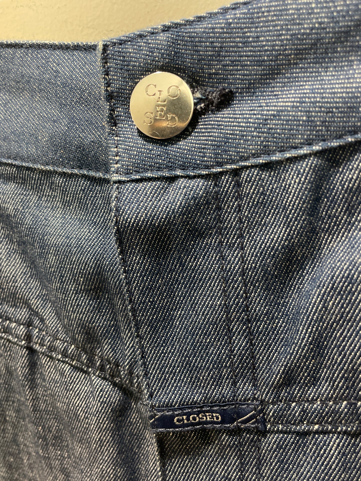 Closed — High-Waisted Denim Shorts with Signature X-Pockets (Size W31 / Fits EU 40-42)