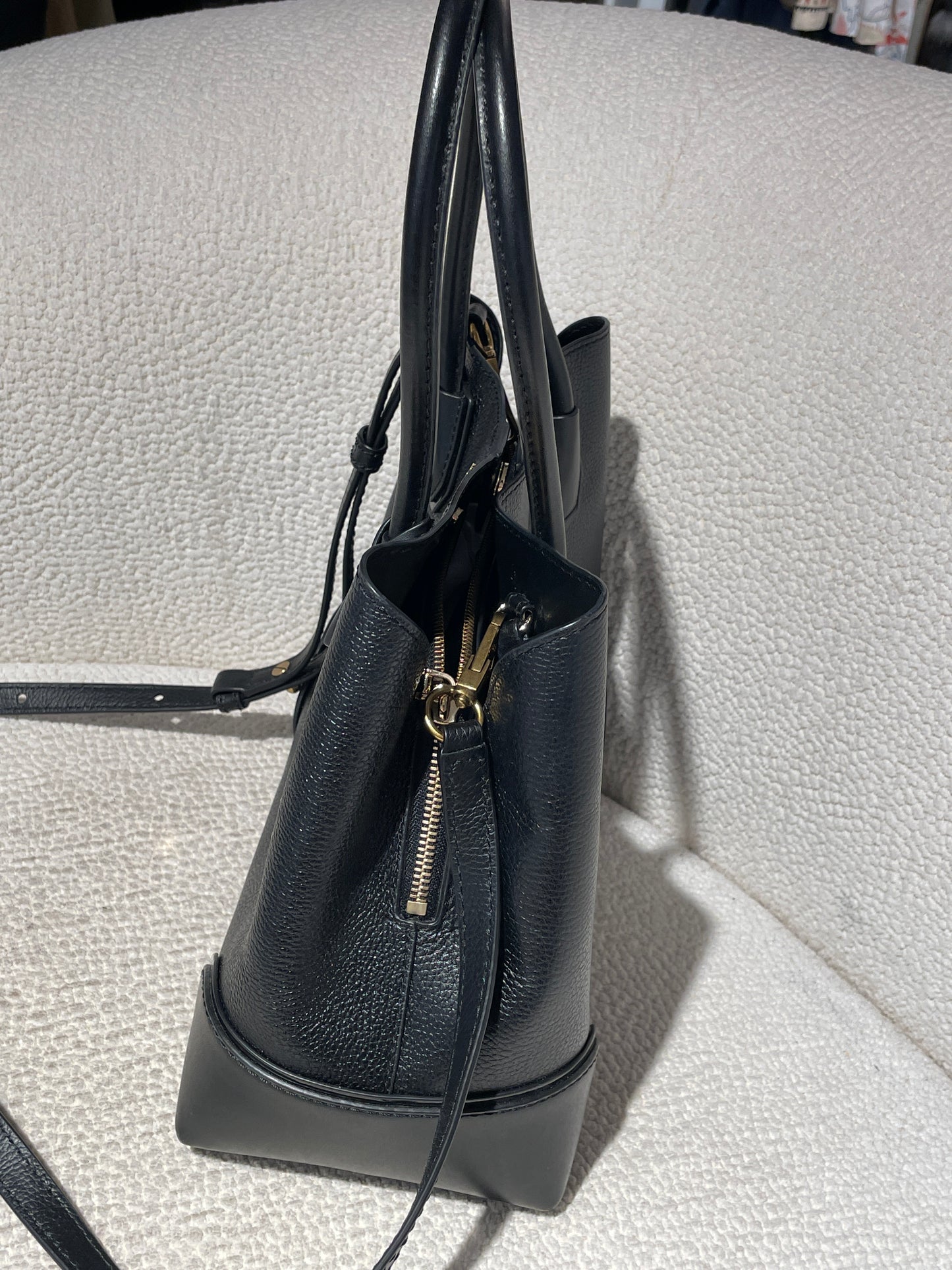 Michael Kors - black & gold - 30 cm x 26 cm.