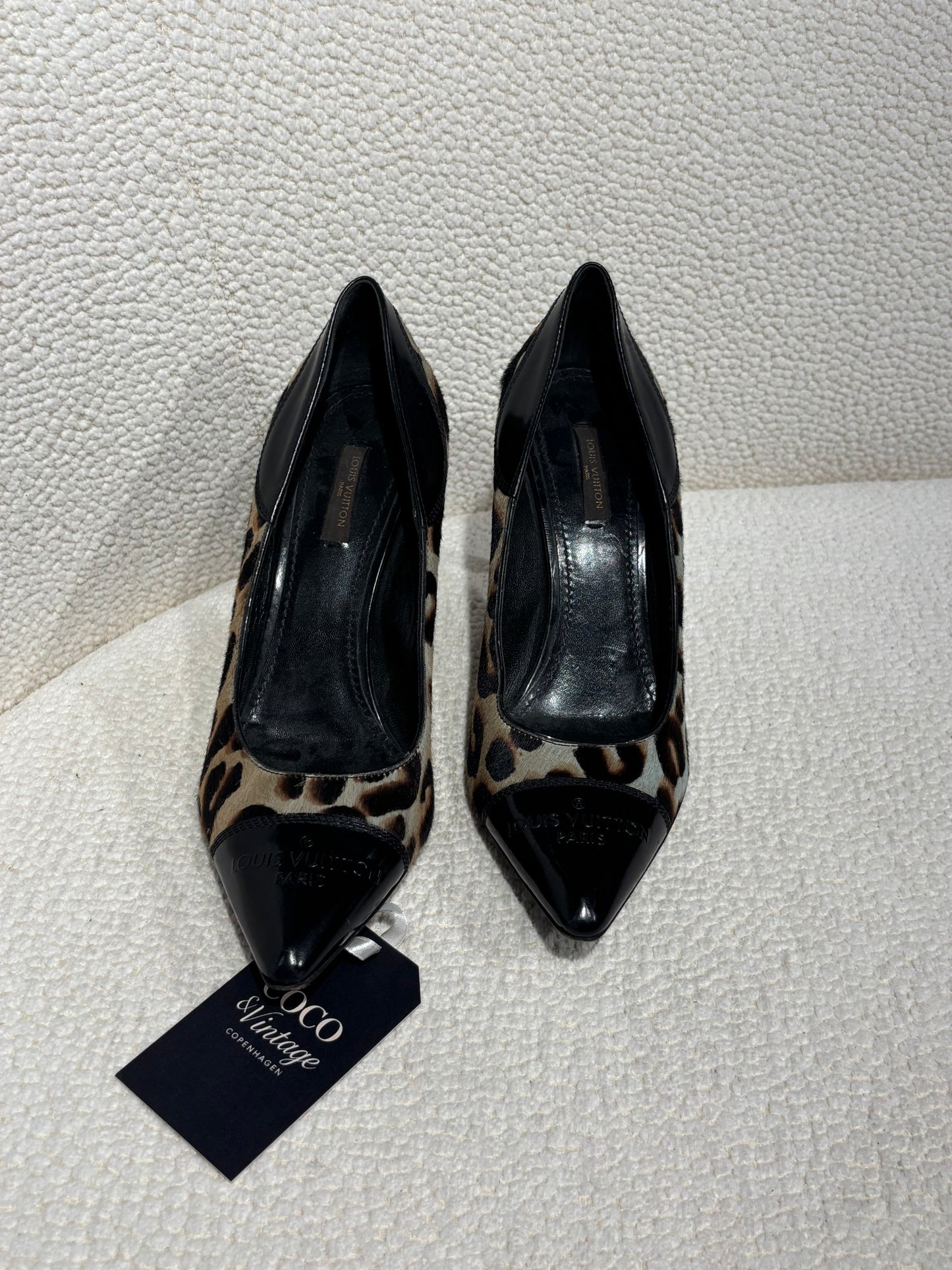 Louis Vuitton Pumps – Leopard Calf Hair, Patent Leather & Logo Embossing – EU 38