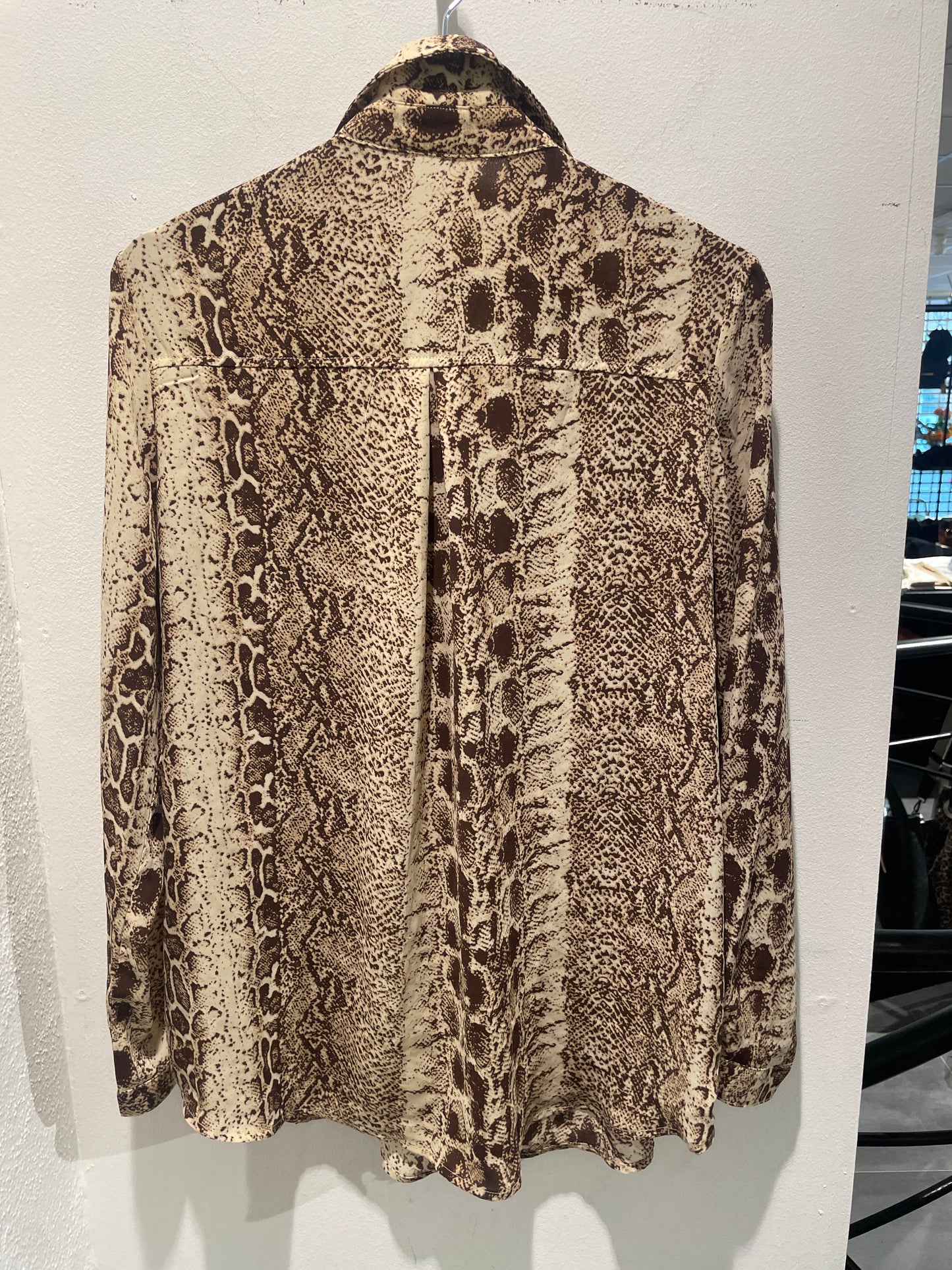 Pretty Little Thing - shirt w. snakeprint - XS/M - Medina’s Wardrobe