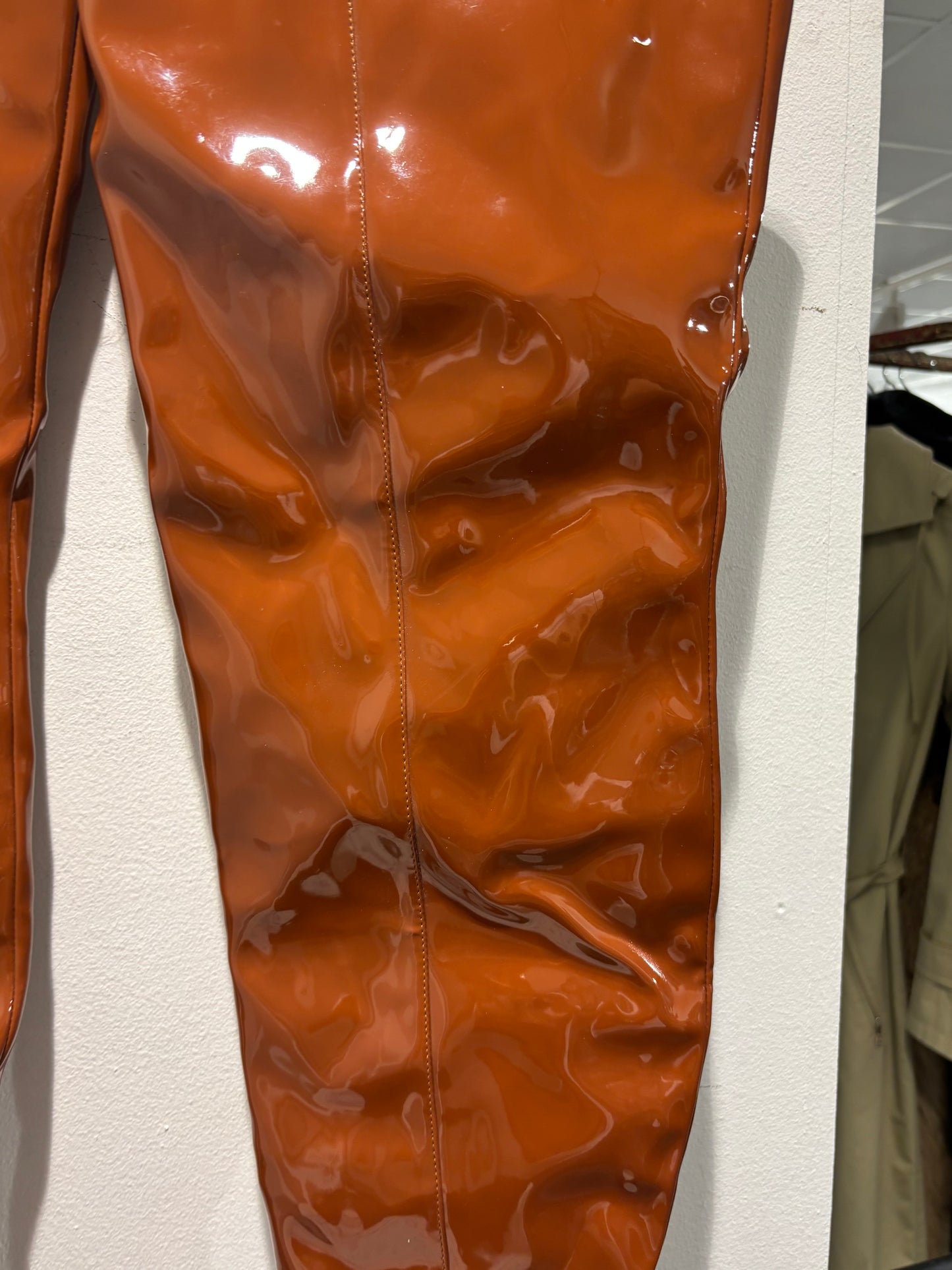 Pretty little Thing - Over the knee - Cognac “faux patent leather” - 6 / EU39 - Medinas Wardrobe
