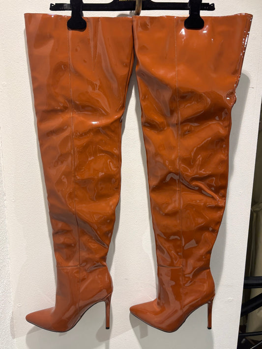 Pretty little Thing - Over the knee - Cognac “faux patent leather” - 6 / EU39 - Medinas Wardrobe