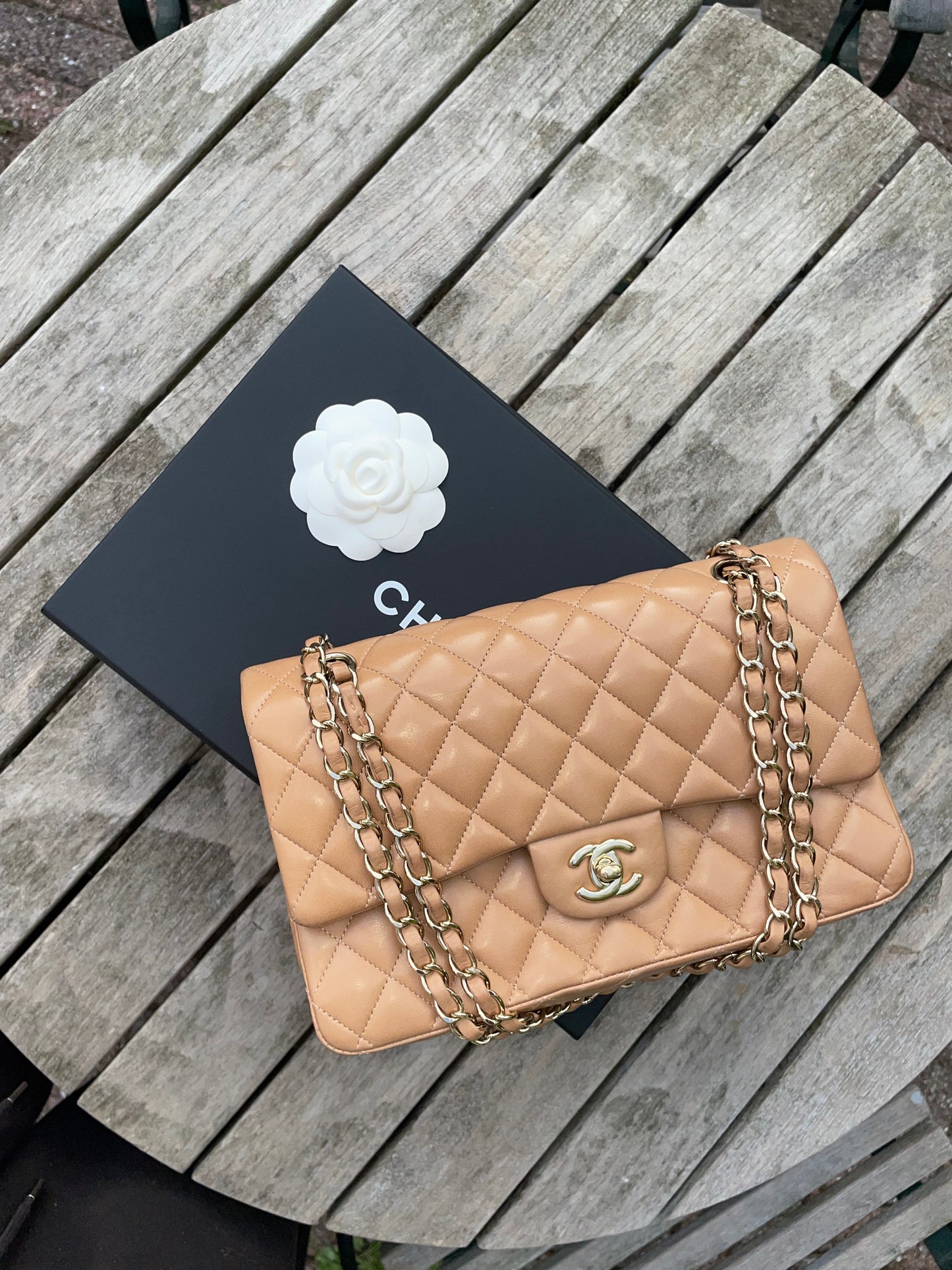 Chanel - Classic flap bag - Beige lammeskind m. guld hrdw.