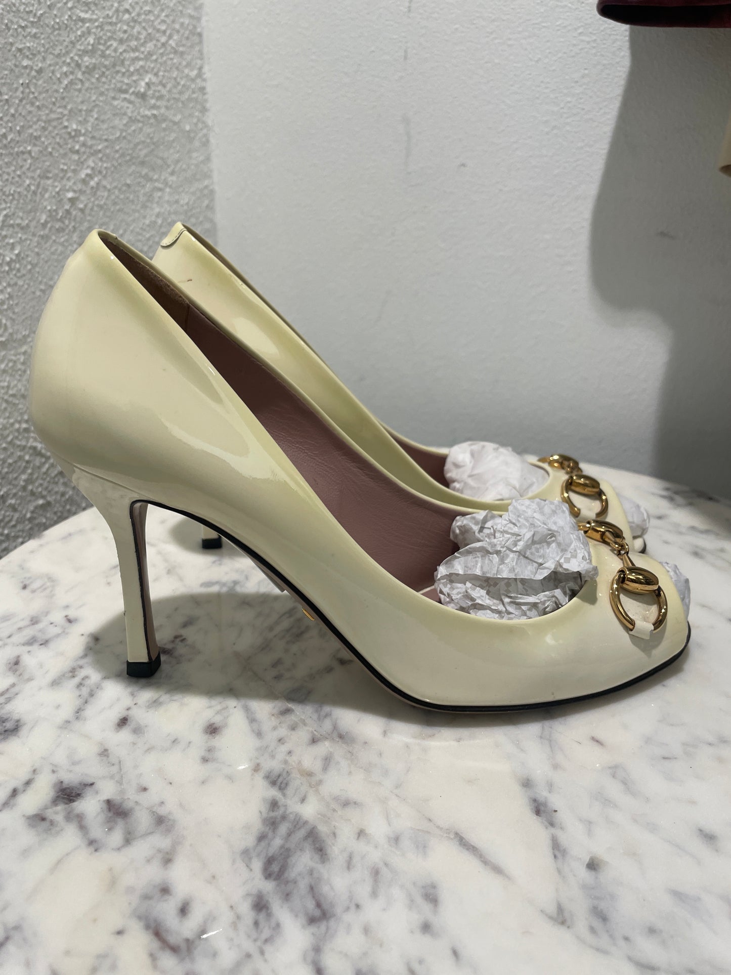 Gucci Off-White Patent Leather Horsebit Peep-Toe Pumps - 37,5