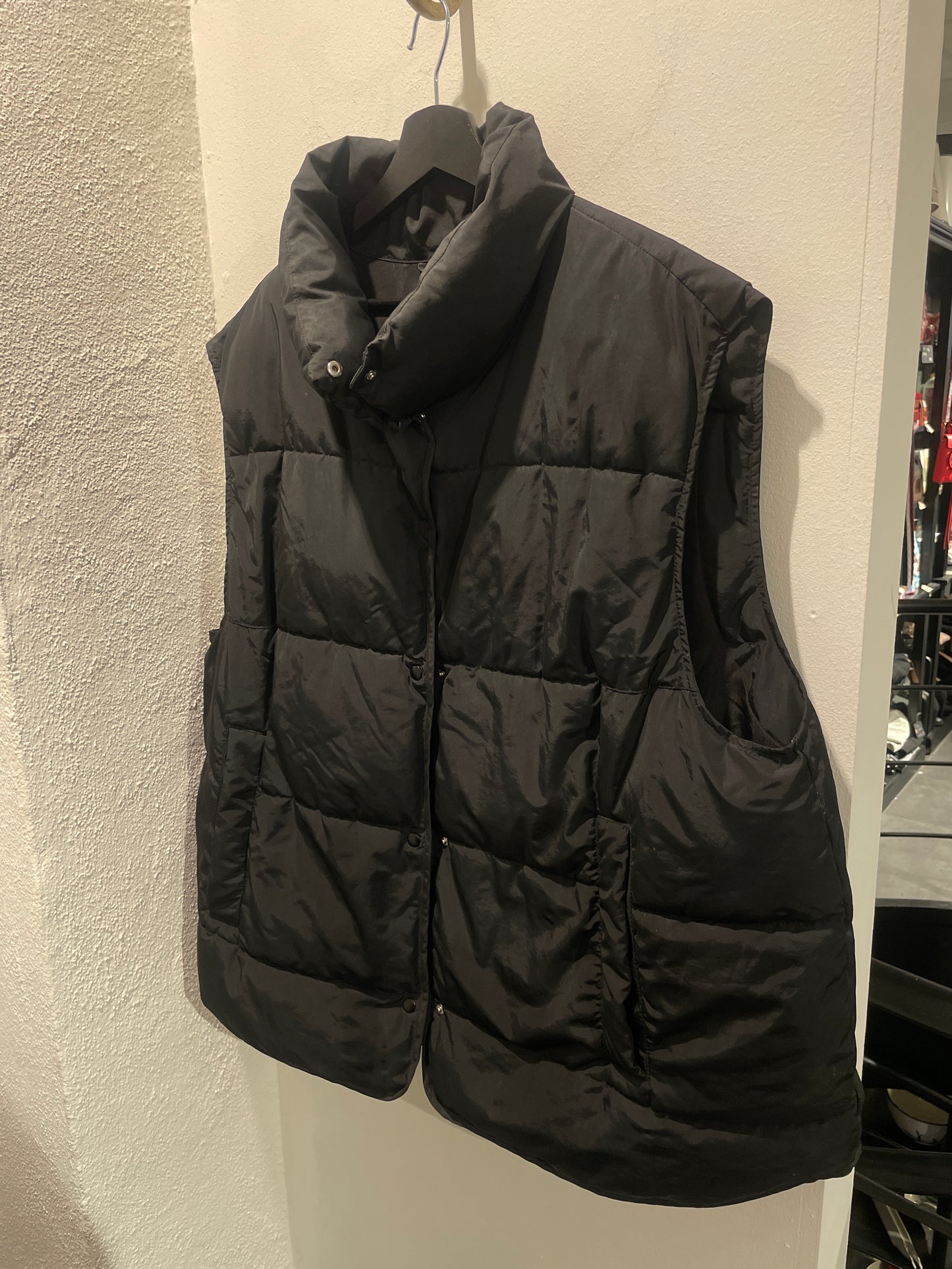 H&M - Thermal Vest - Black - Medinas Wardrobe - XL