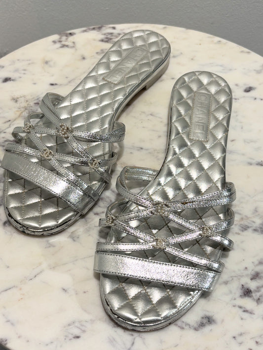 Chanel Sandals – Silver & Pearl Logos – EU 41C