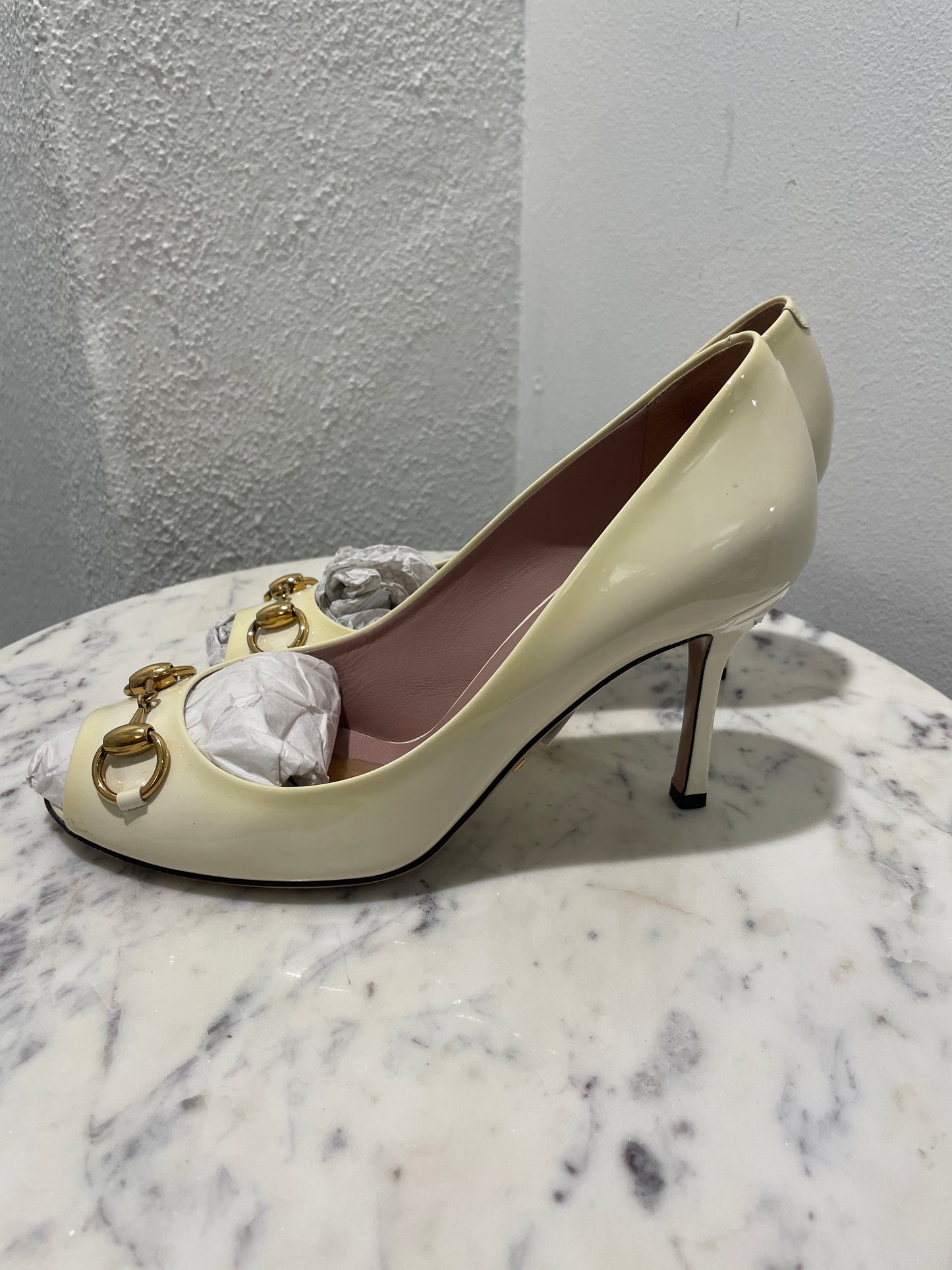 Gucci Off-White Patent Leather Horsebit Peep-Toe Pumps - 37,5
