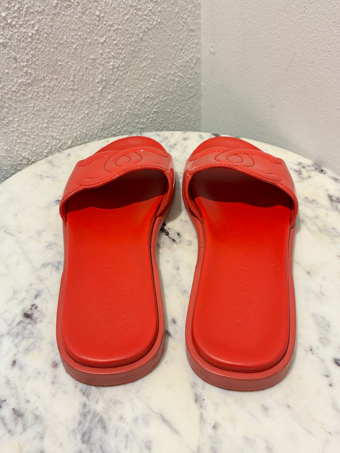 Chanel Sandals - CC Slide Sandals in Rasberry Patent Leather - 39