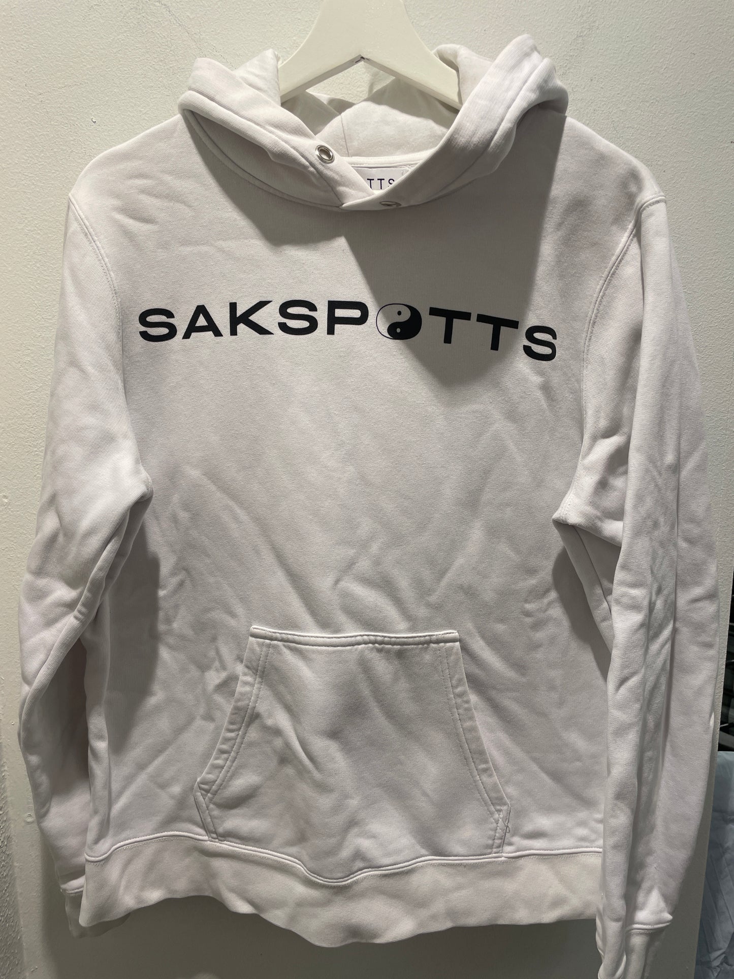Saks Potts hoodie – White hoodie with Yin Yang logo in size M