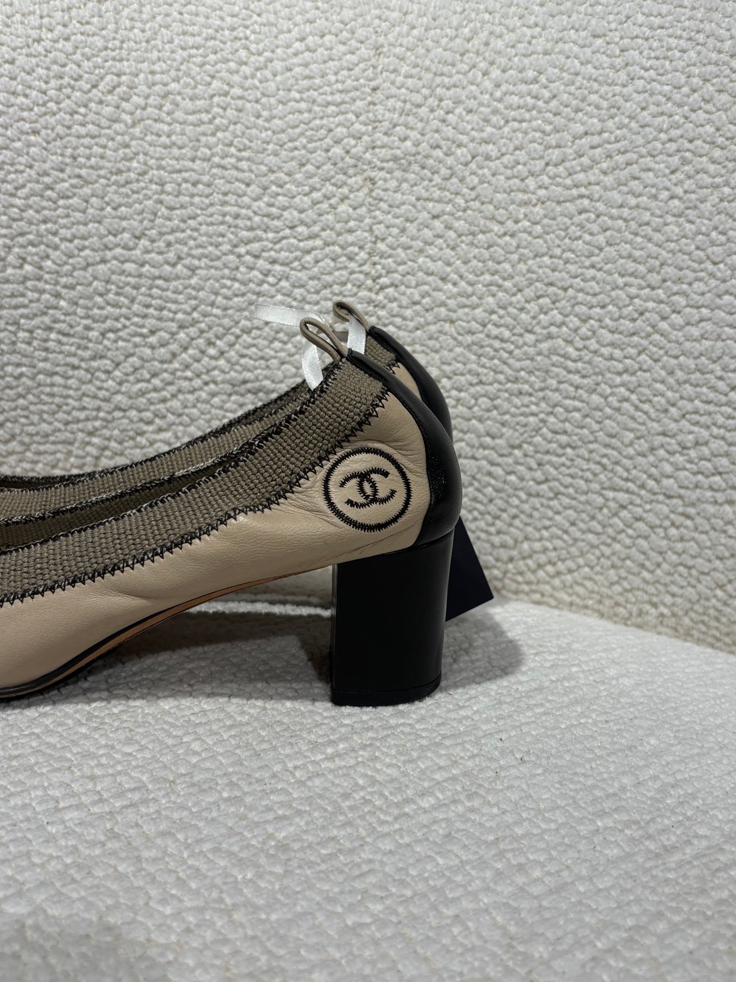 Chanel Pumps – Beige & Black Leather – EU 38