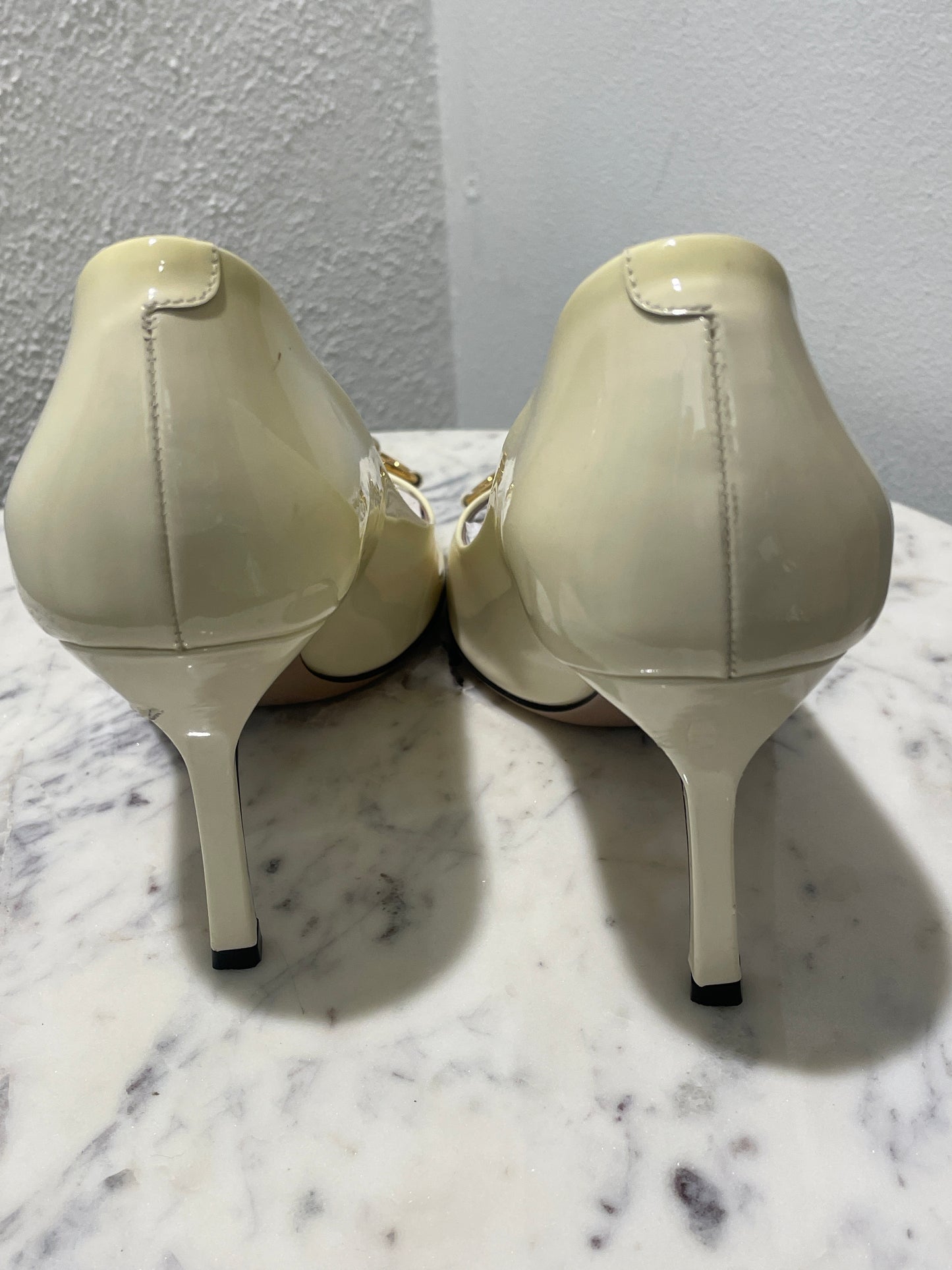 Gucci Off-White Patent Leather Horsebit Peep-Toe Pumps - 37,5