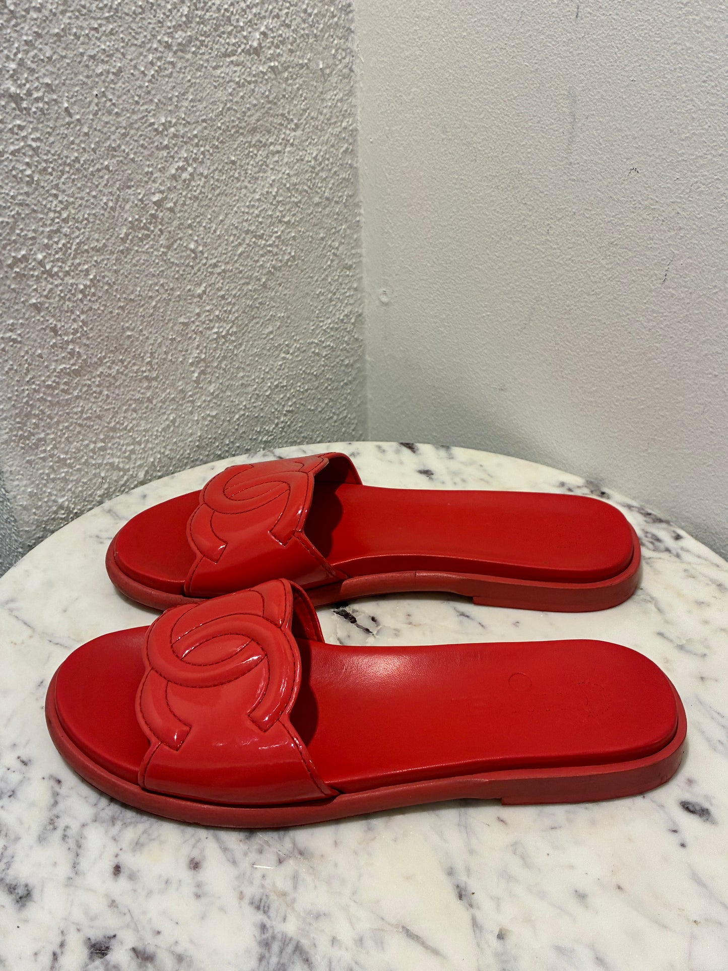 Chanel Sandals - CC Slide Sandals in Rasberry Patent Leather - 39