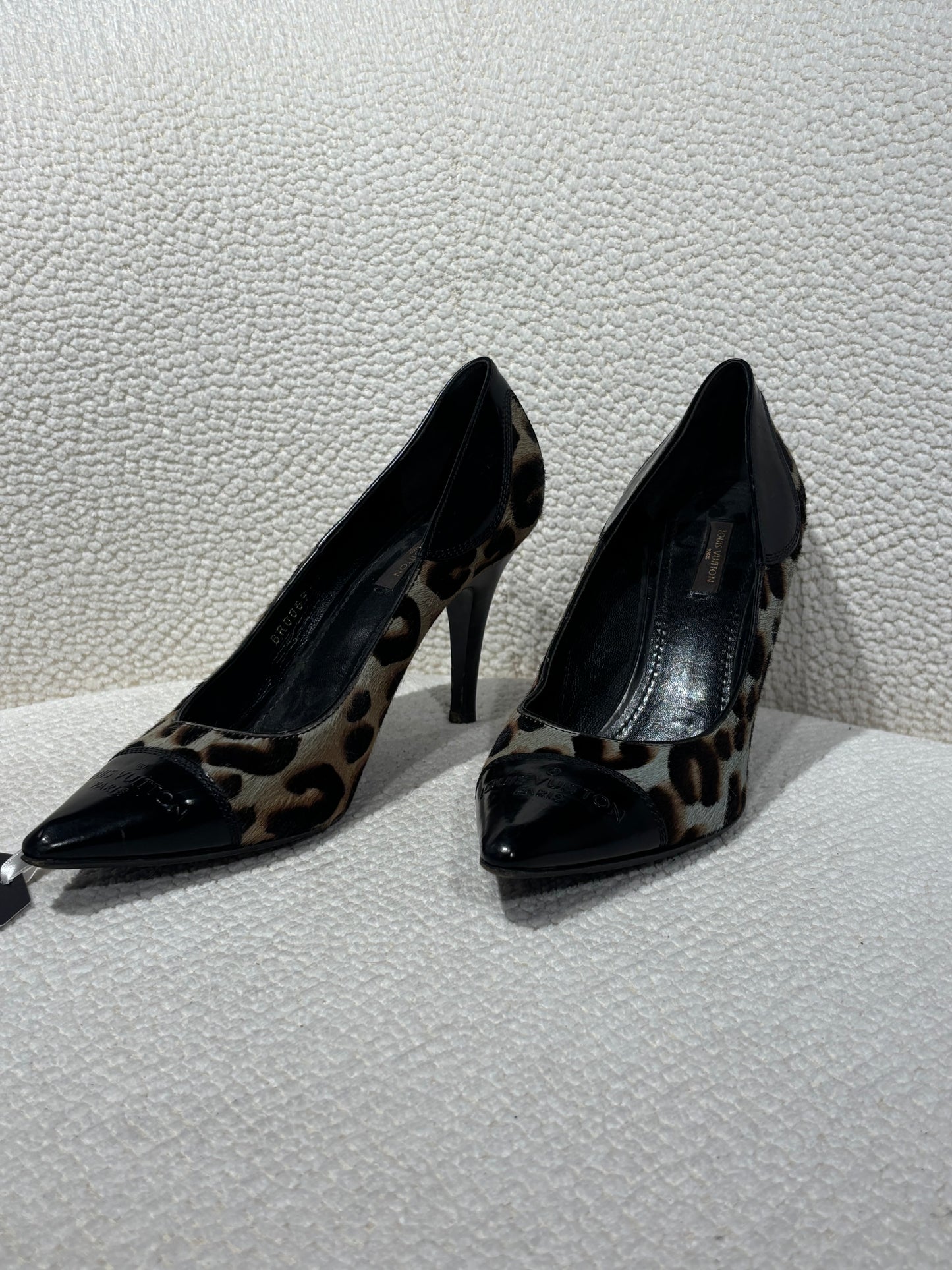Louis Vuitton Pumps – Leopard Calf Hair, Patent Leather & Logo Embossing – EU 38