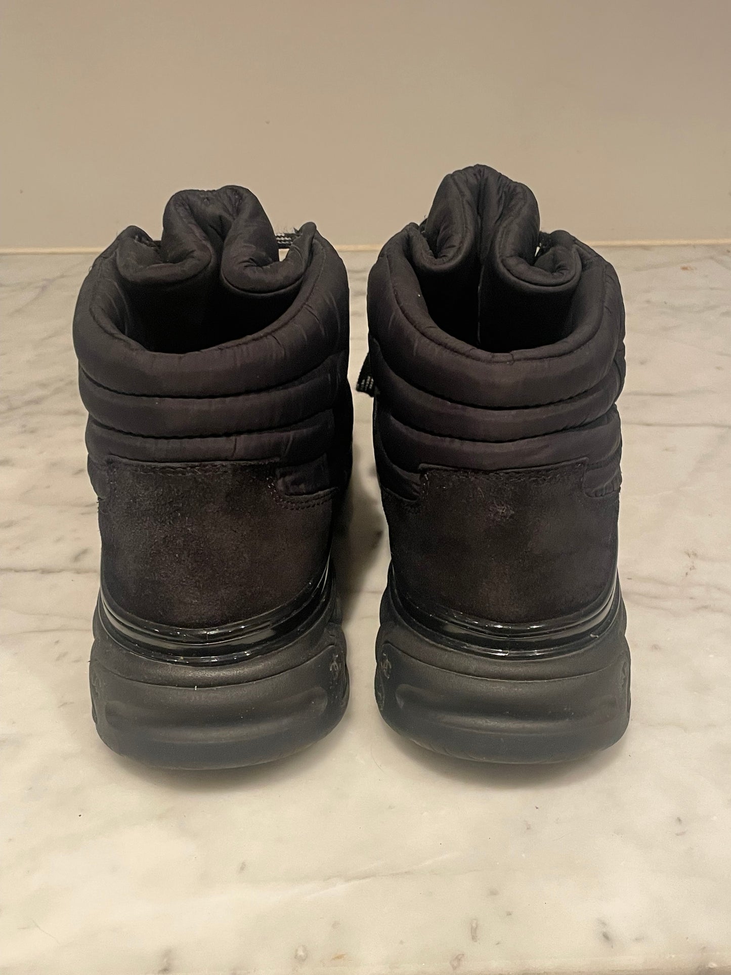 Chanel - High-top sneakers - Sort