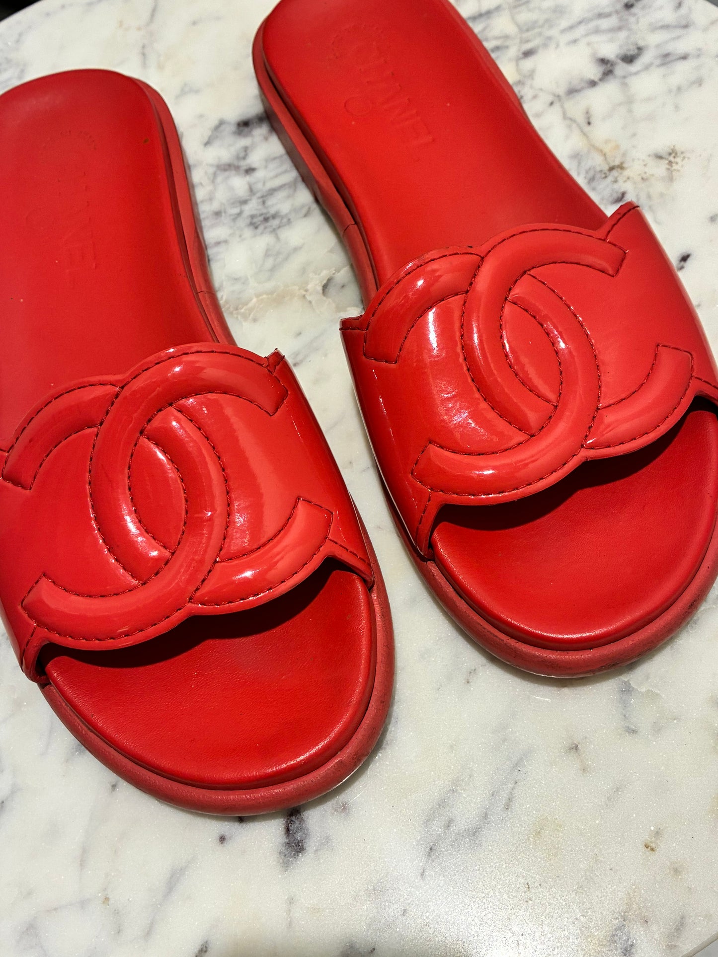 Chanel Sandals - CC Slide Sandals in Rasberry Patent Leather - 39