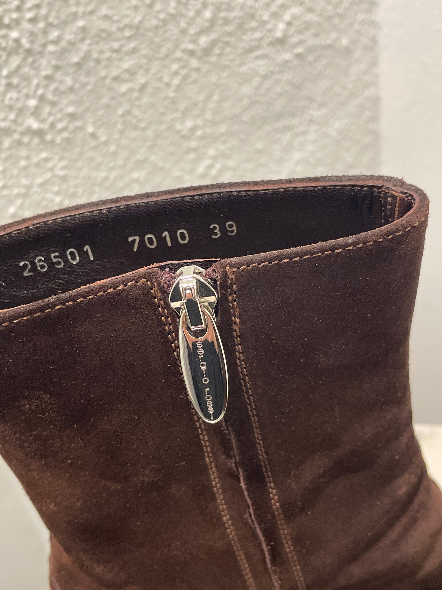 Unworn Vintage Sergio Rossi Brown Suede Pointed-Toe Boots with Box - 39
