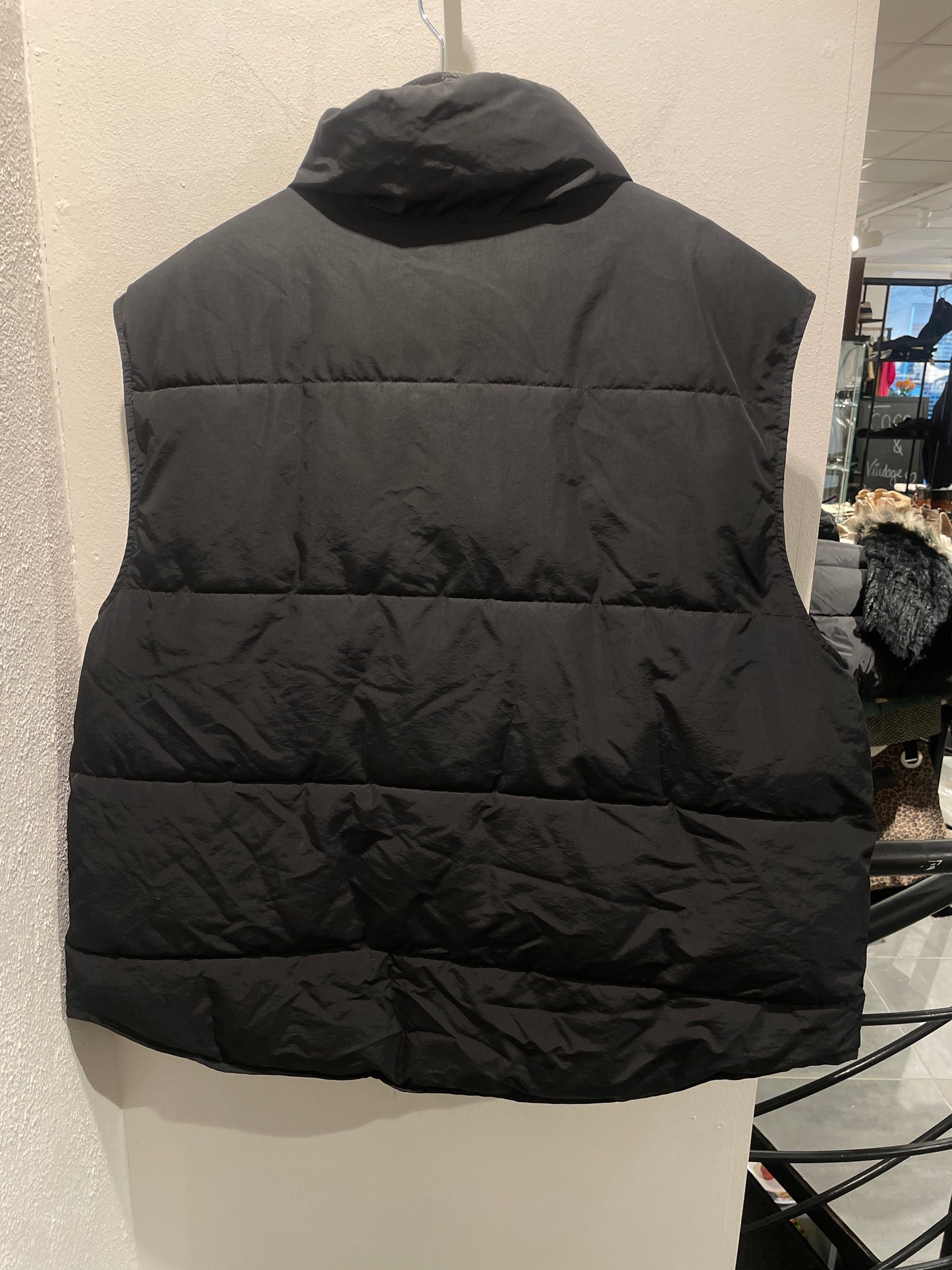 H&M - Thermal Vest - Black - Medinas Wardrobe - XL