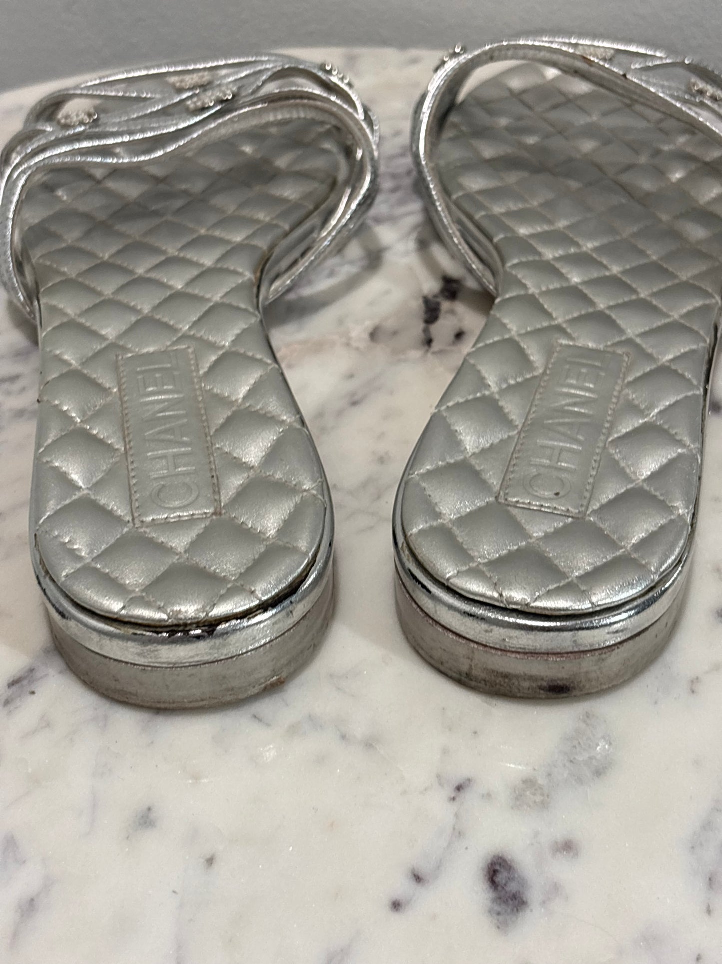 Chanel Sandals – Silver & Pearl Logos – EU 41C