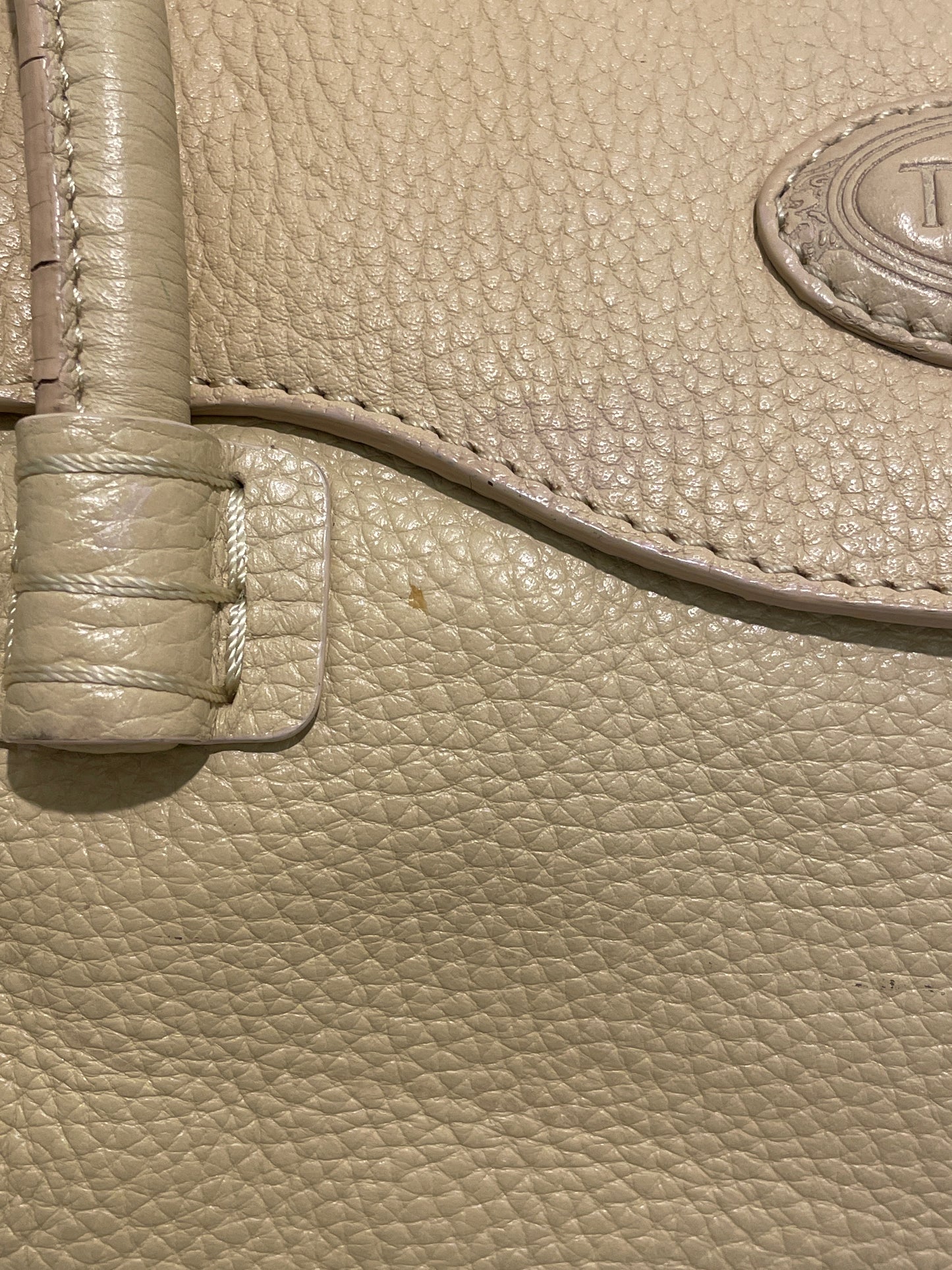 Tod's Corniche Wave East/West – Beige textured leather bag