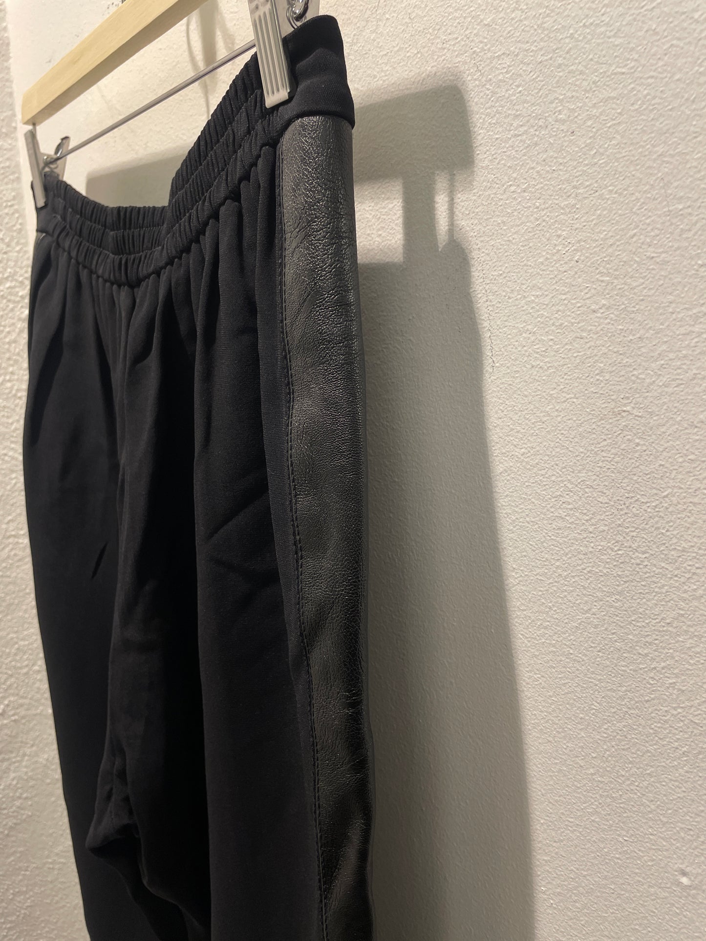 Stella McCartney — Black Jogger Trousers with Vegan Leather and Ribbed Cuffs - Size IT 38 / Fits EU 36