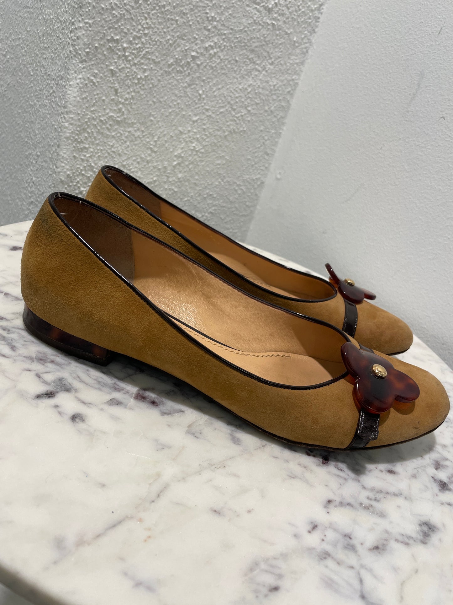 Louis Vuitton Tan Suede Fleur Ballet Flats with Tortoiseshell Monogram Flower - 38,5