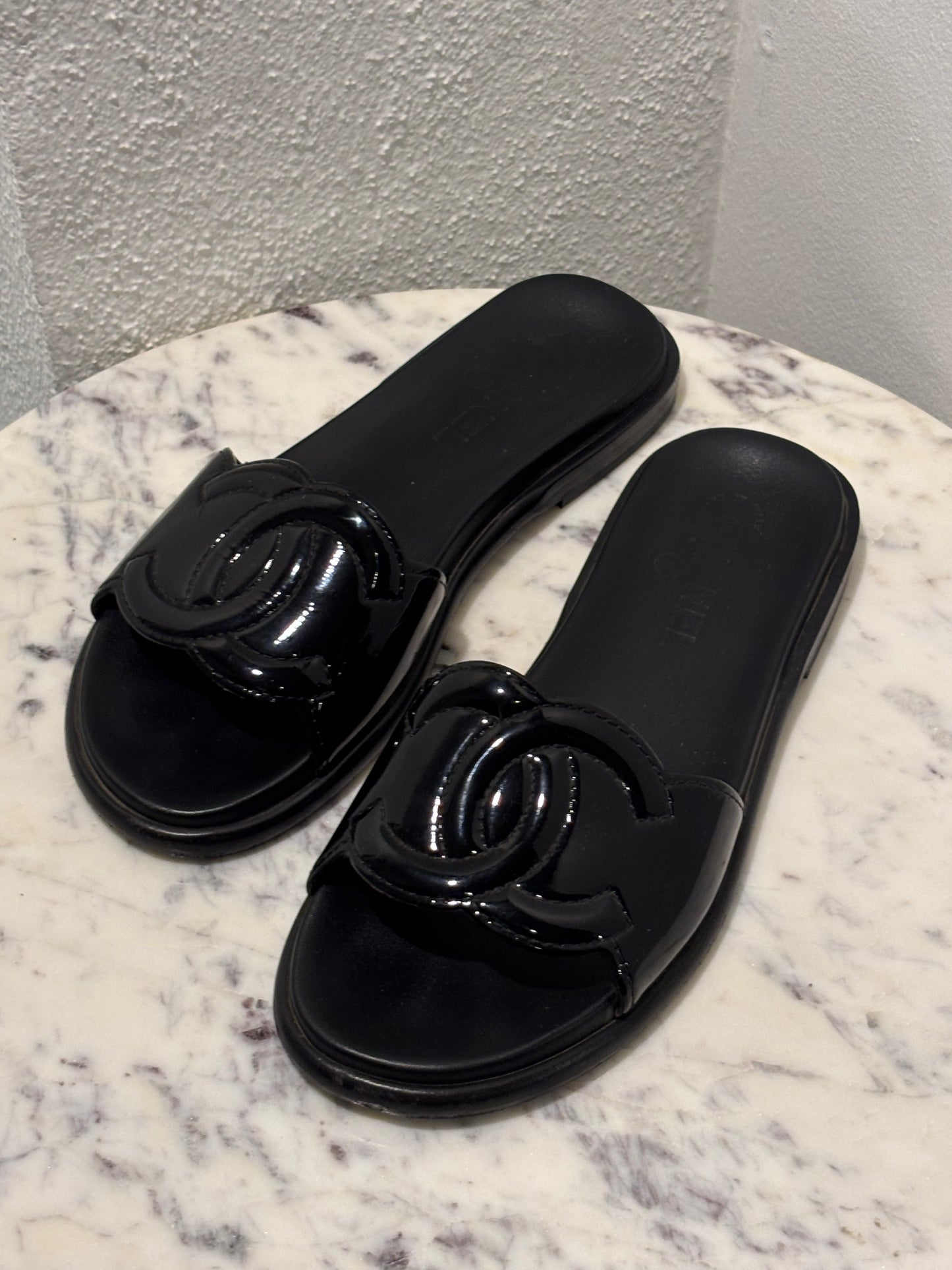 Chanel Sandals - CC Slide Sandals in Black Patent Leather - 38C