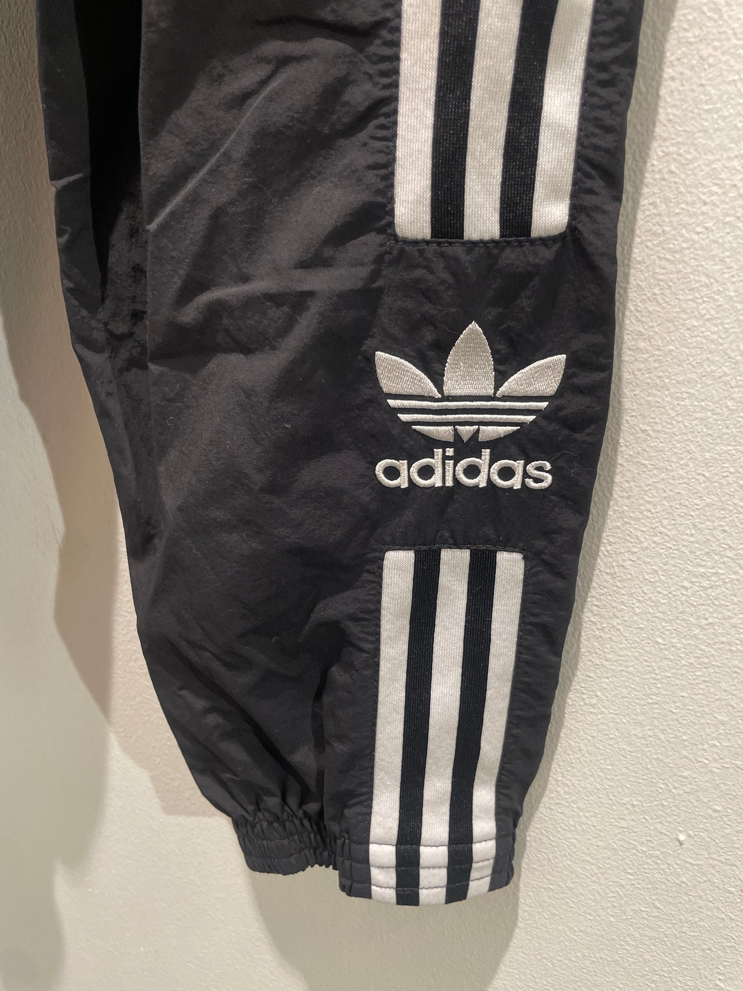 Adidas - Windbreaker Sweatpants - Black/White - Medinas Wardrobe - EU36