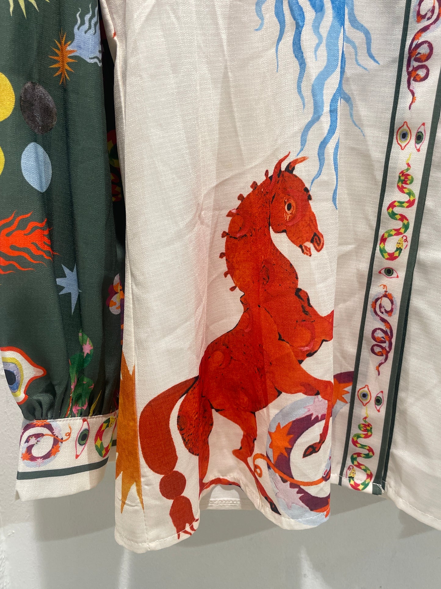 Shirt - White w. horse & sun - Medinas Wardrobe - S