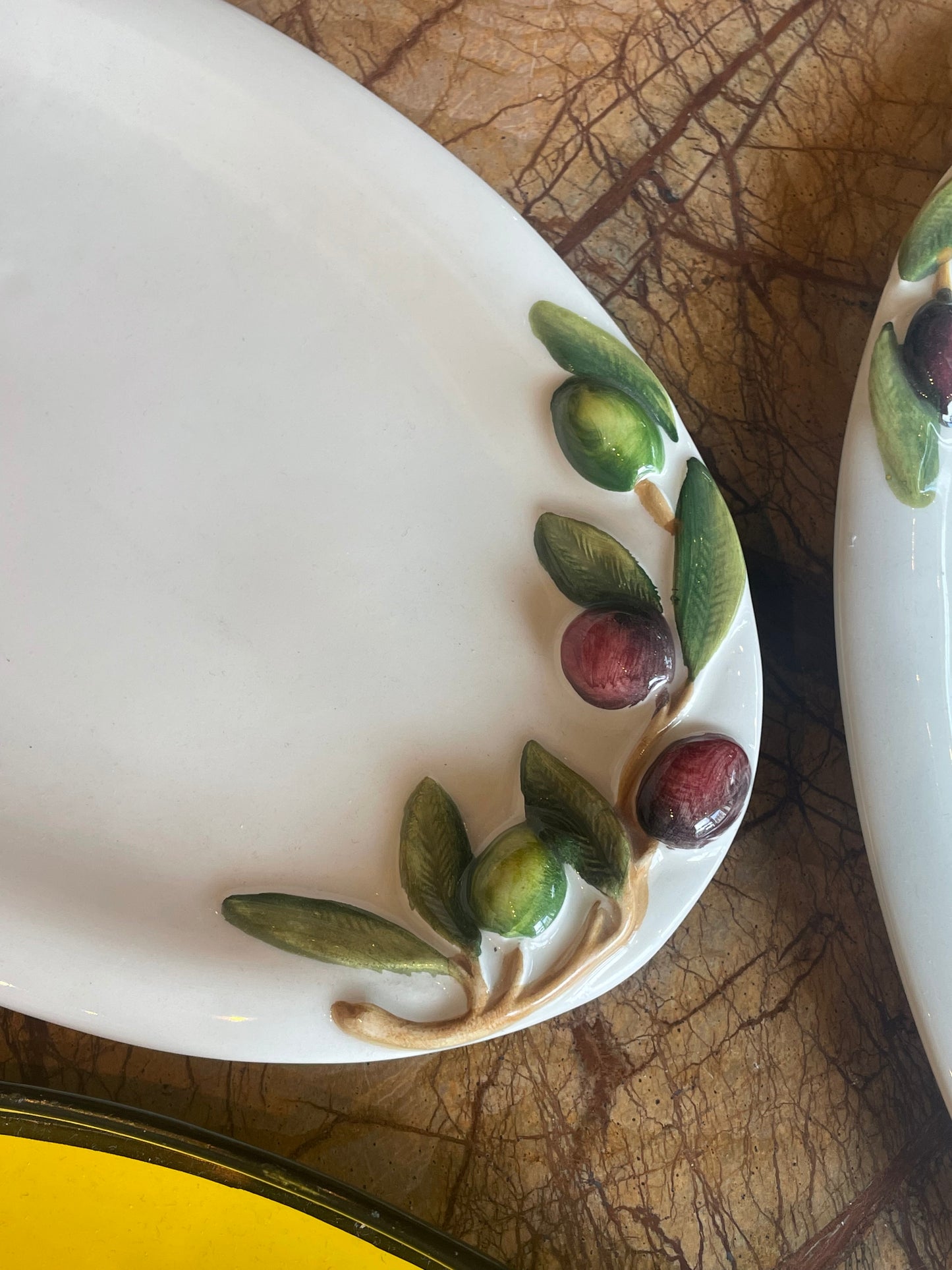 Lille aflangt fad m. olivenranker - Italiensk porcelæn