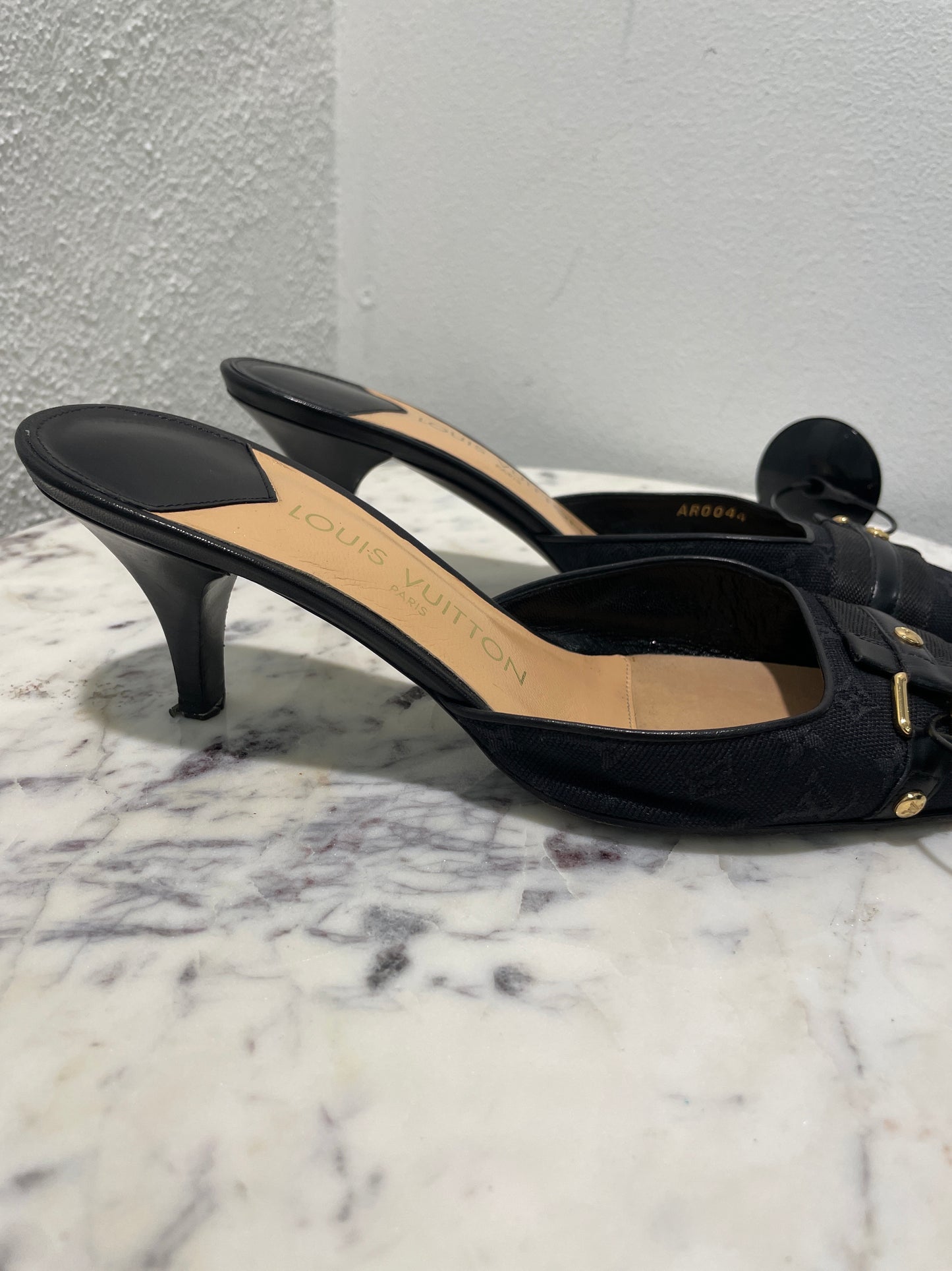 Louis Vuitton – Vintage Monogram Canvas Kitten Heel Mules with Leather Strap & Gold Buckle - 37,5