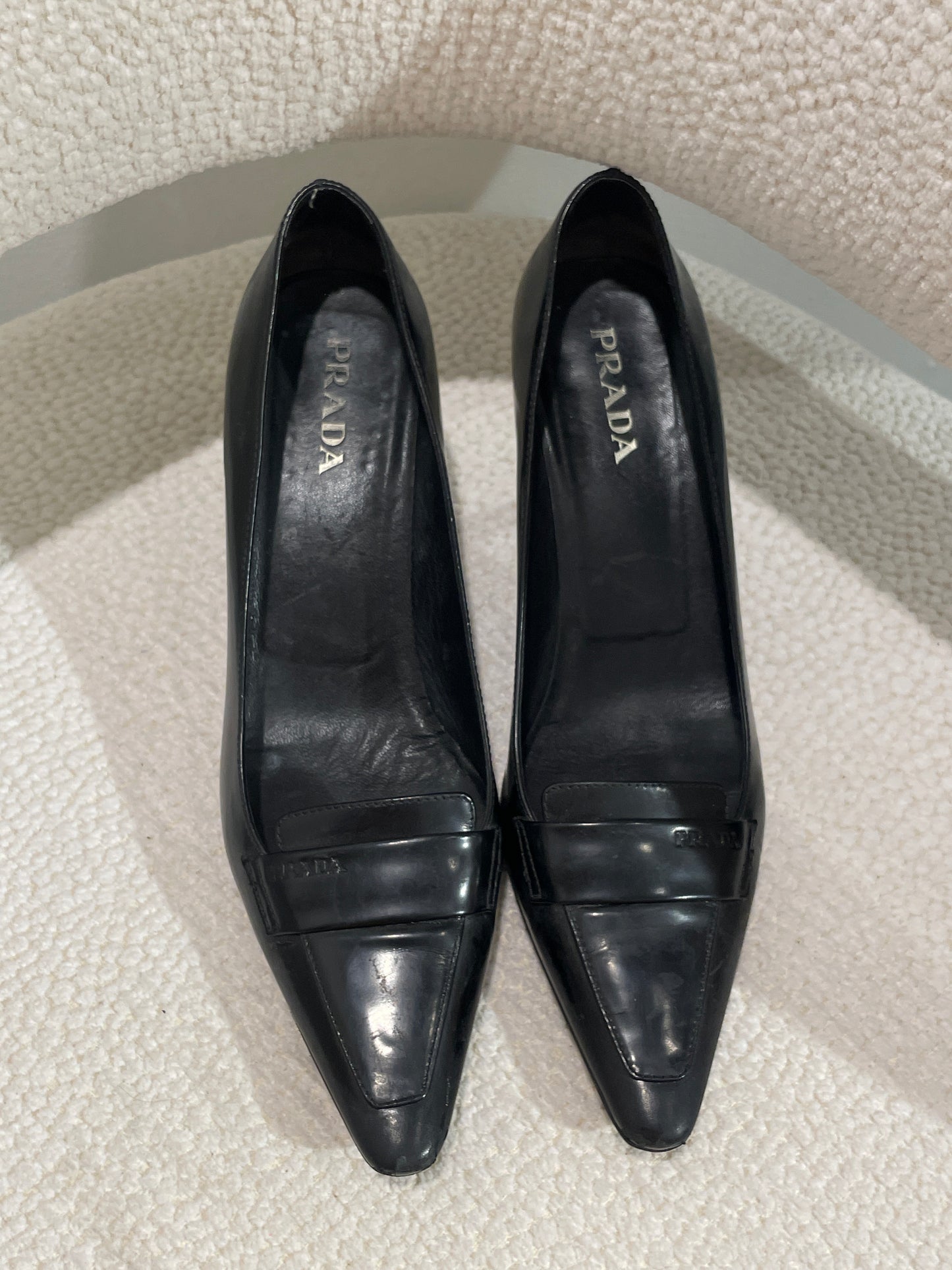 Prada Heels – Black Patent leather - w. logo - 37,5