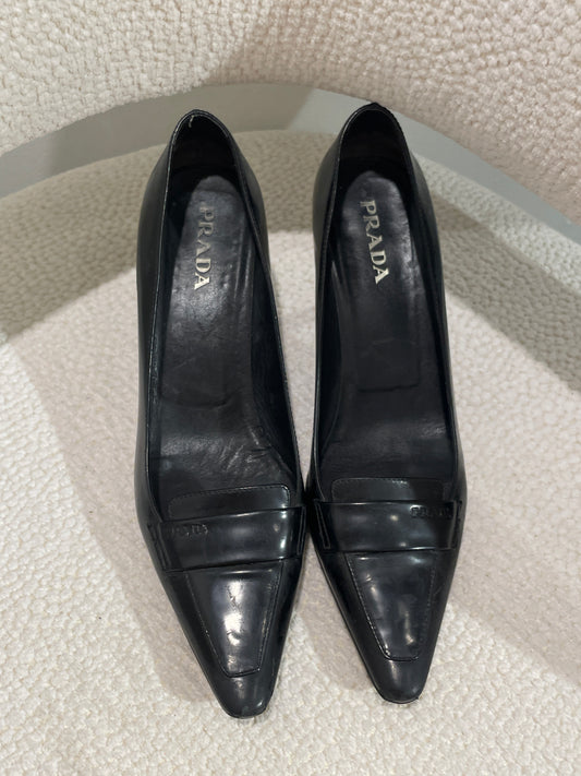 Prada Heels – Black Patent leather - w. logo - 37,5