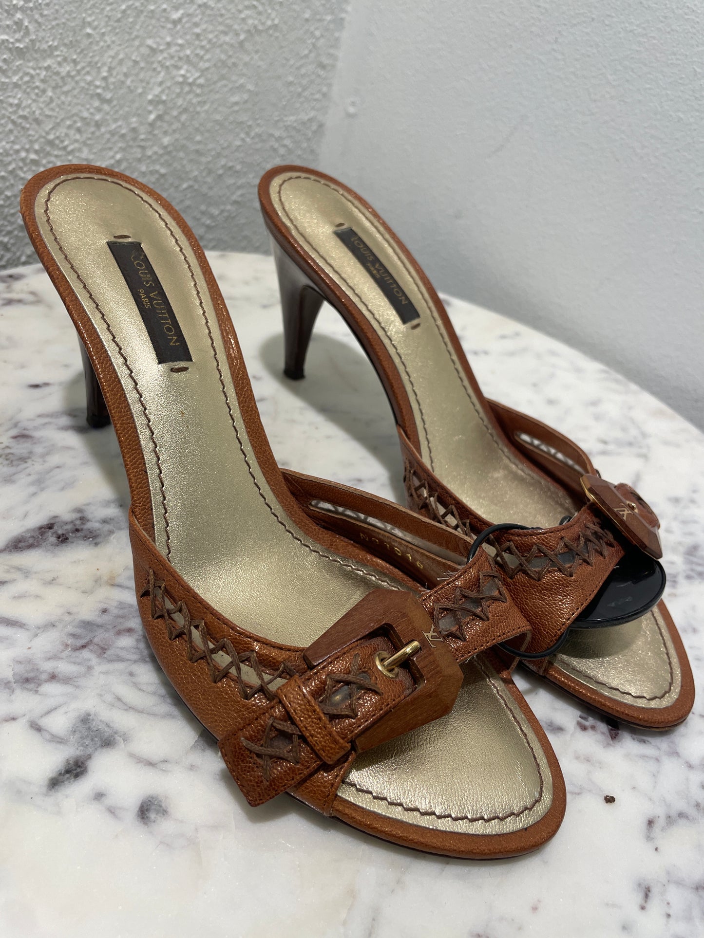 Louis Vuitton Tan Woven Leather Open-Toe Mules with Buckle Detail - 37,5