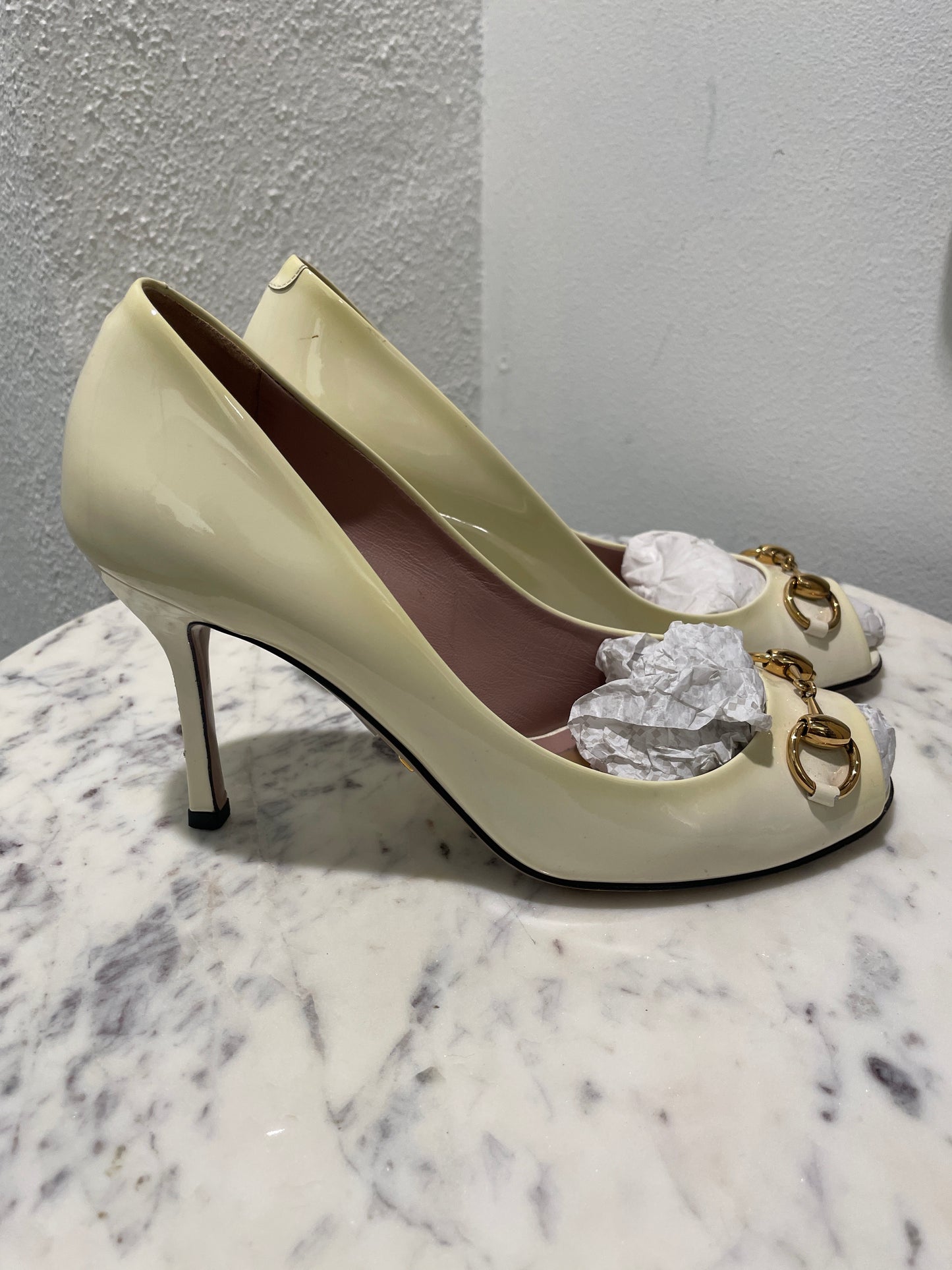 Gucci Off-White Patent Leather Horsebit Peep-Toe Pumps - 37,5