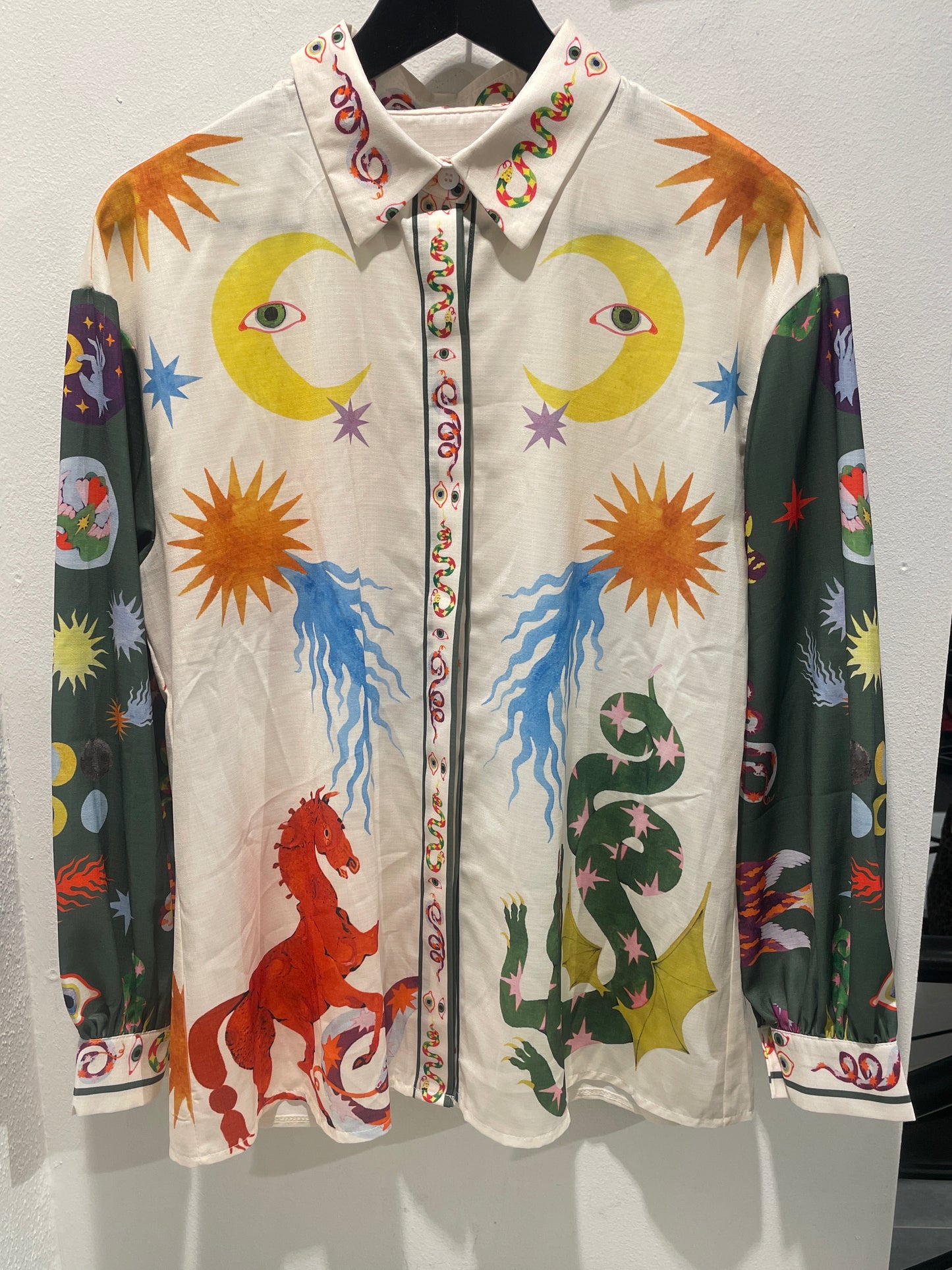 Shirt - White w. horse & sun - Medinas Wardrobe - S