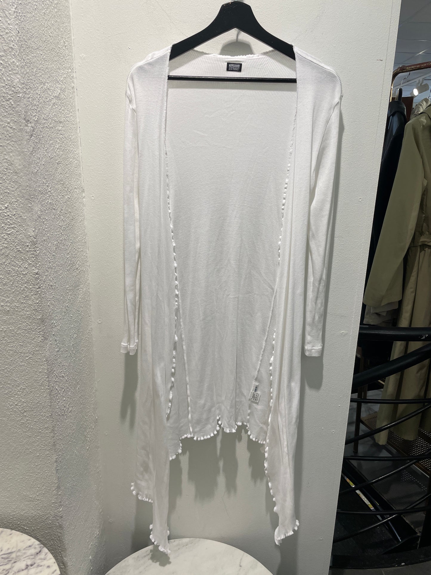 Nørgaard på Strøget - #101 Long Ribbed Wrap Top with Lettuce Hem - white - S/M