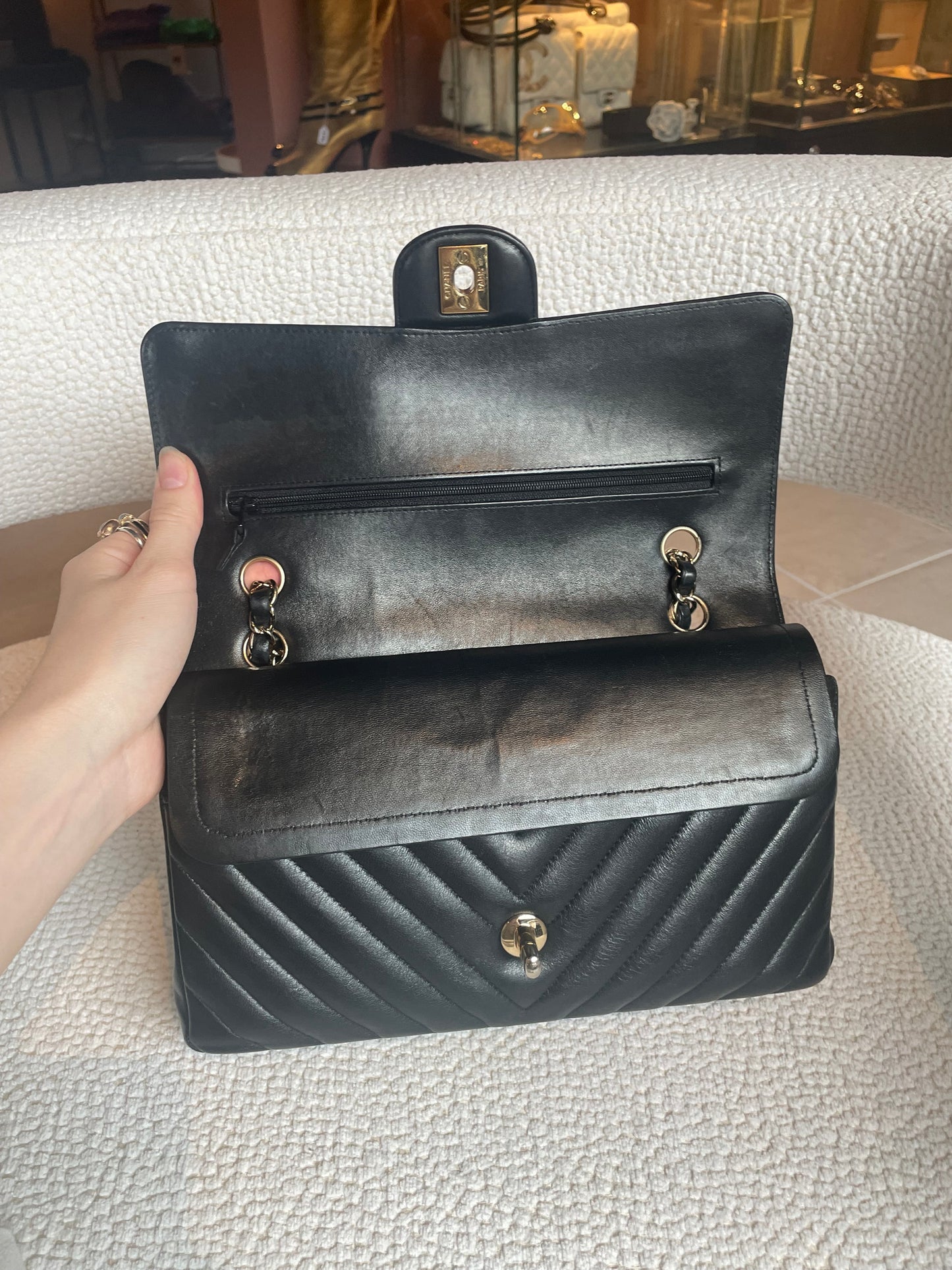 Chanel Classic Flap Bag - Medium - Chevron - Guld hardware