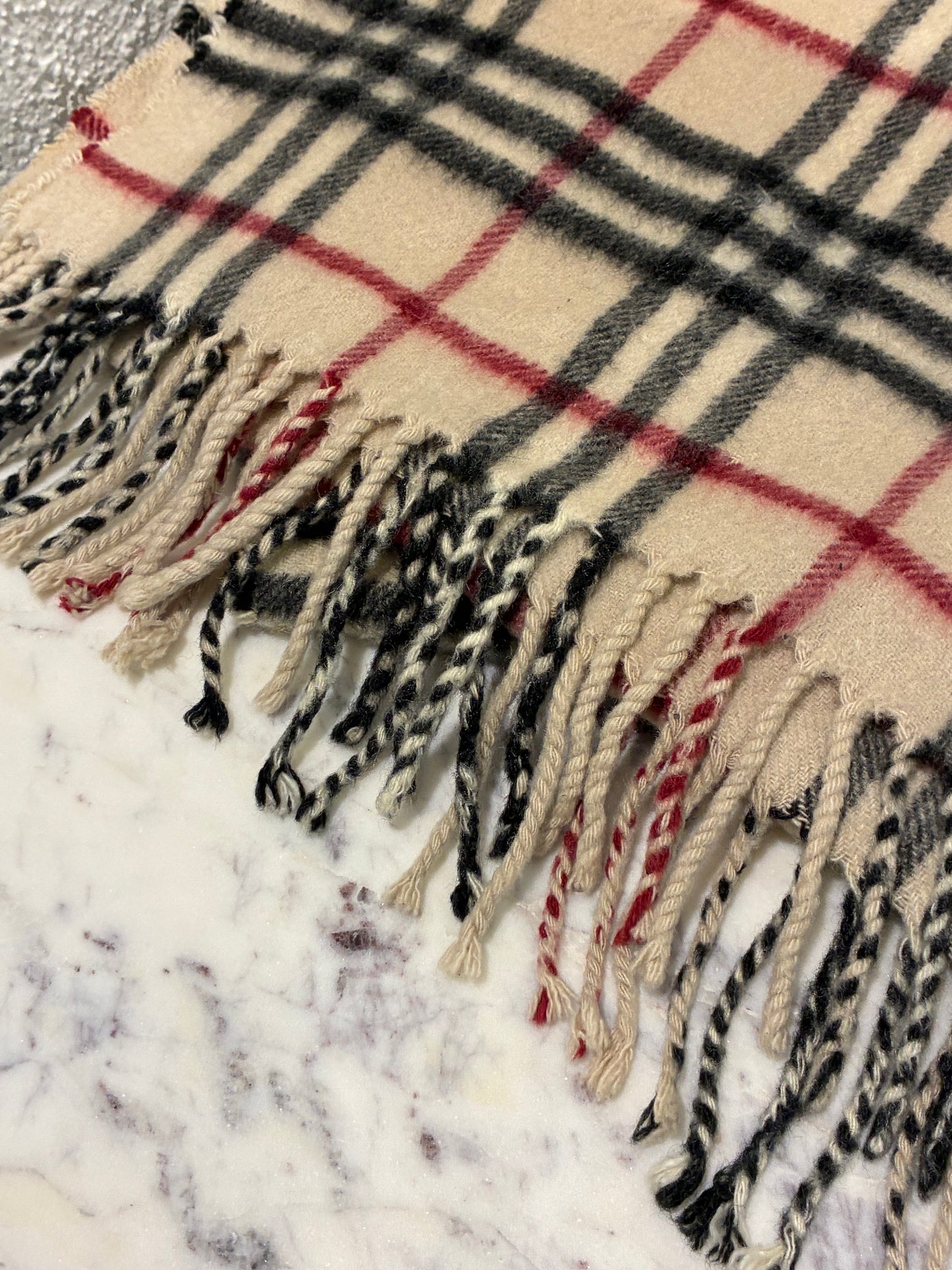 Burberry — Classic Scarf in 100% Pure Cashmere